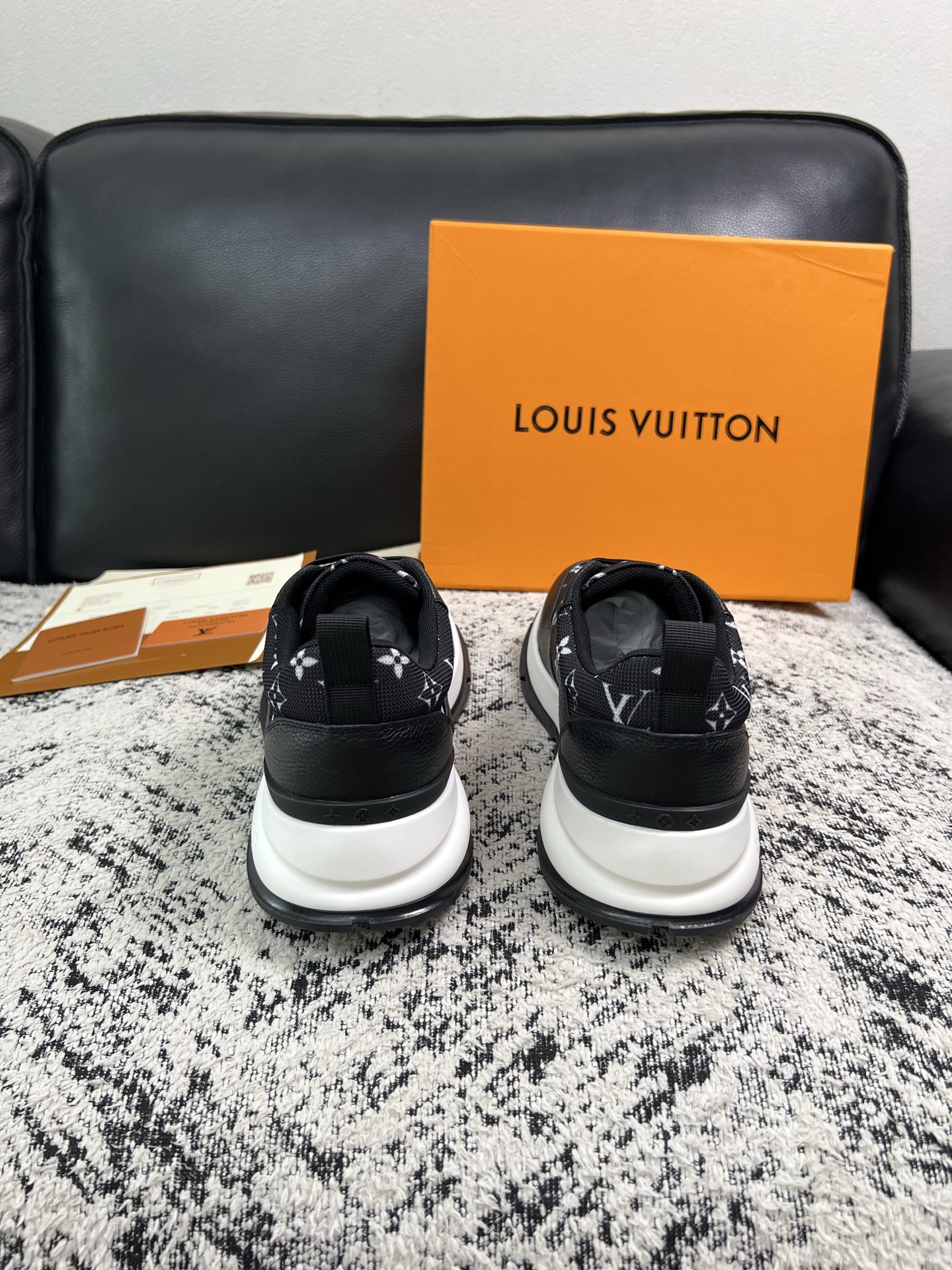 Lv 高品质  顶级工艺品  路易威登，运动板鞋专柜同步，鞋面意大利进口，高品质拼接缤纷色彩复杂工艺品，进口水染牛里柔软