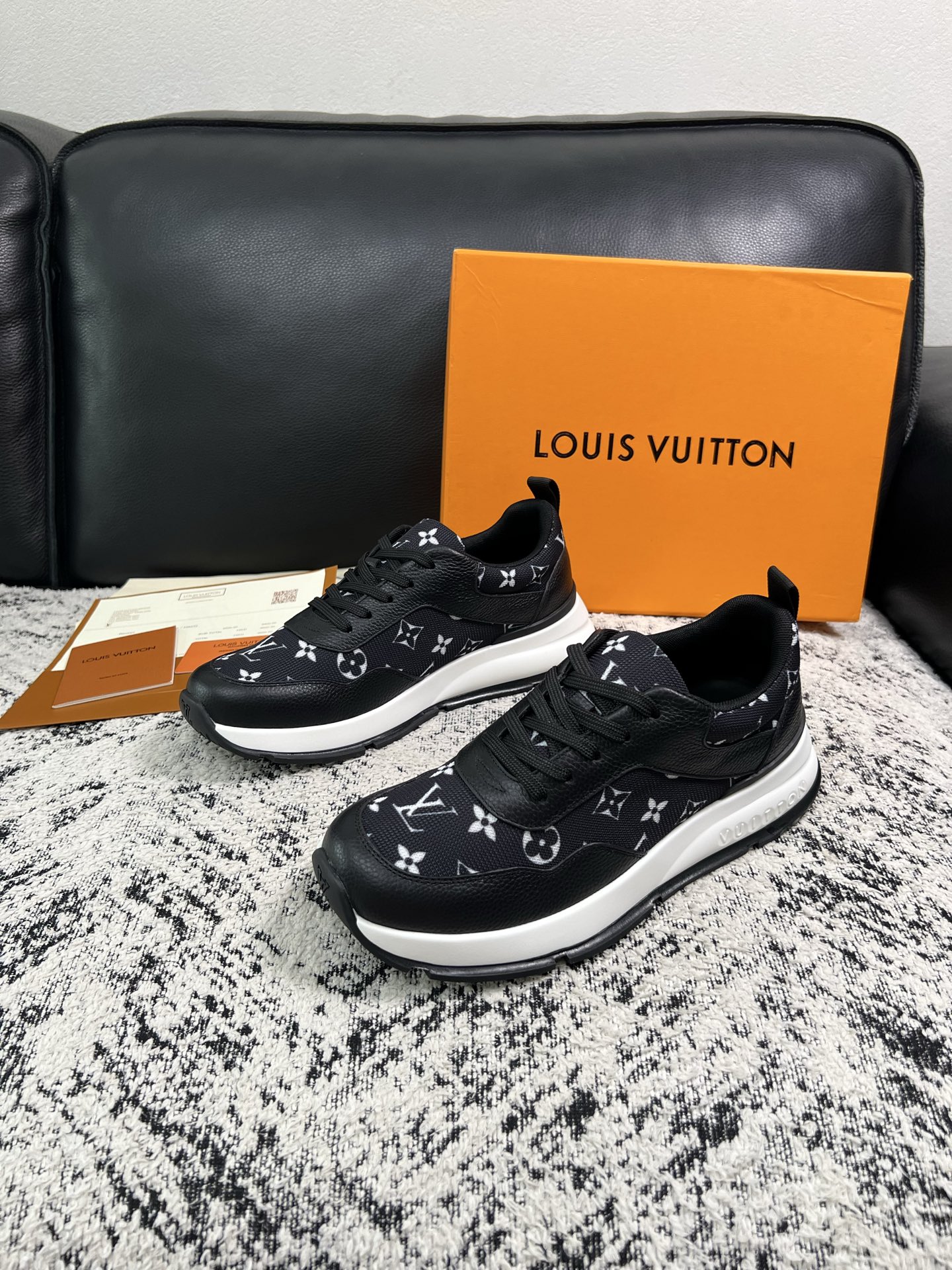 Lv 高品质  顶级工艺品  路易威登，运动板鞋专柜同步，鞋面意大利进口，高品质拼接缤纷色彩复杂工艺品，进口水染牛里柔软