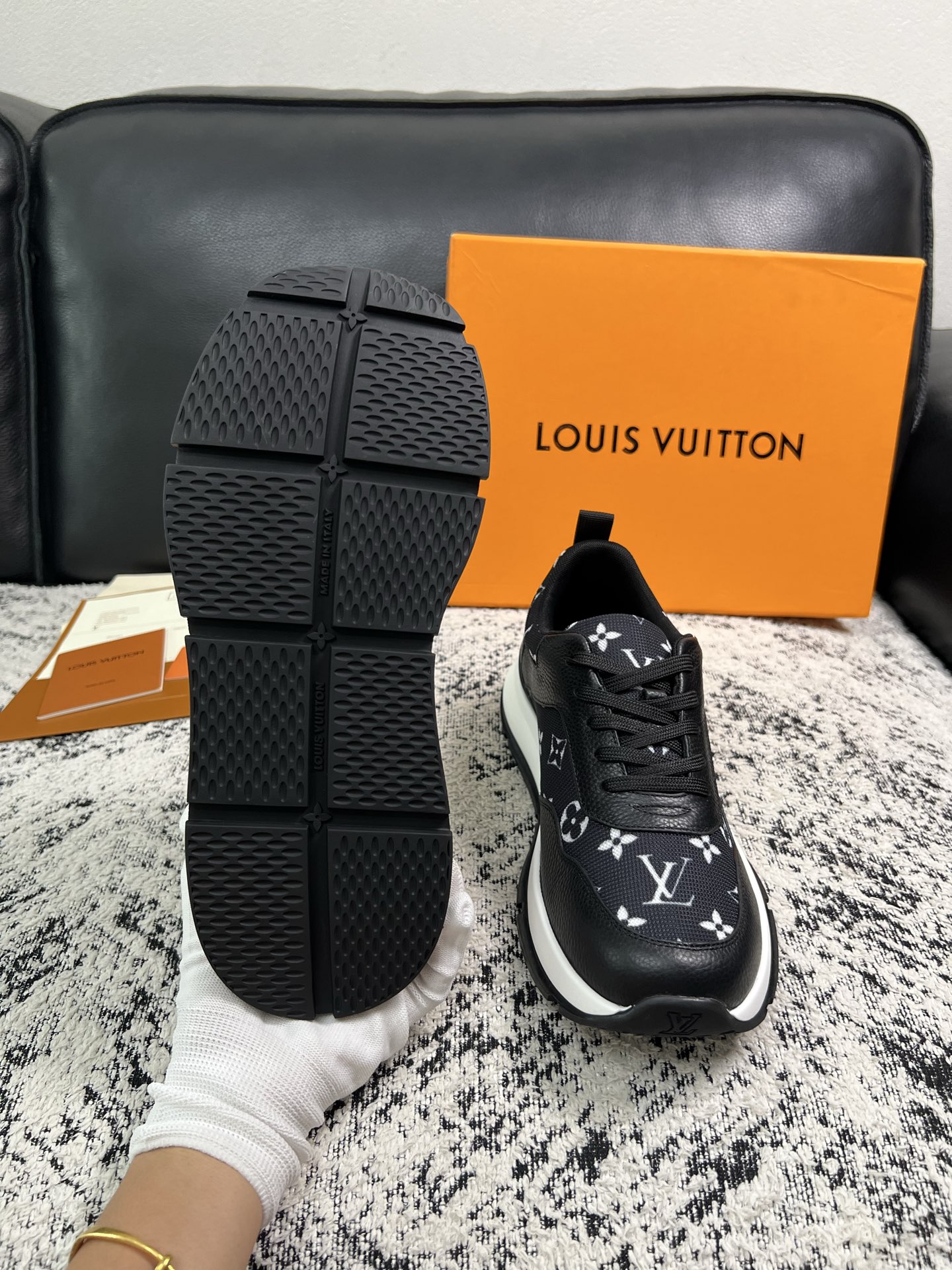 Lv 高品质  顶级工艺品  路易威登，运动板鞋专柜同步，鞋面意大利进口，高品质拼接缤纷色彩复杂工艺品，进口水染牛里柔软