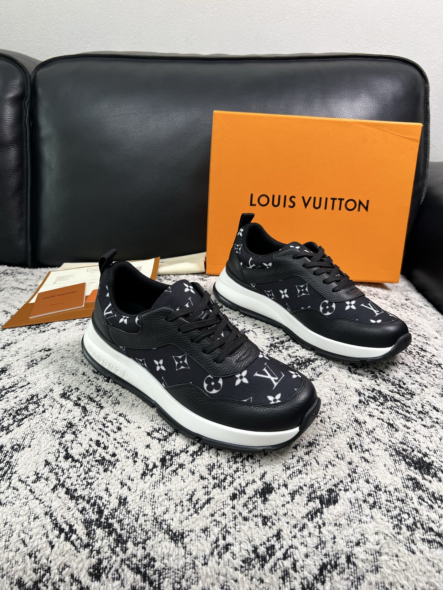 Lv 高品质  顶级工艺品  路易威登，运动板鞋专柜同步，鞋面意大利进口，高品质拼接缤纷色彩复杂工艺品，进口水染牛里柔软