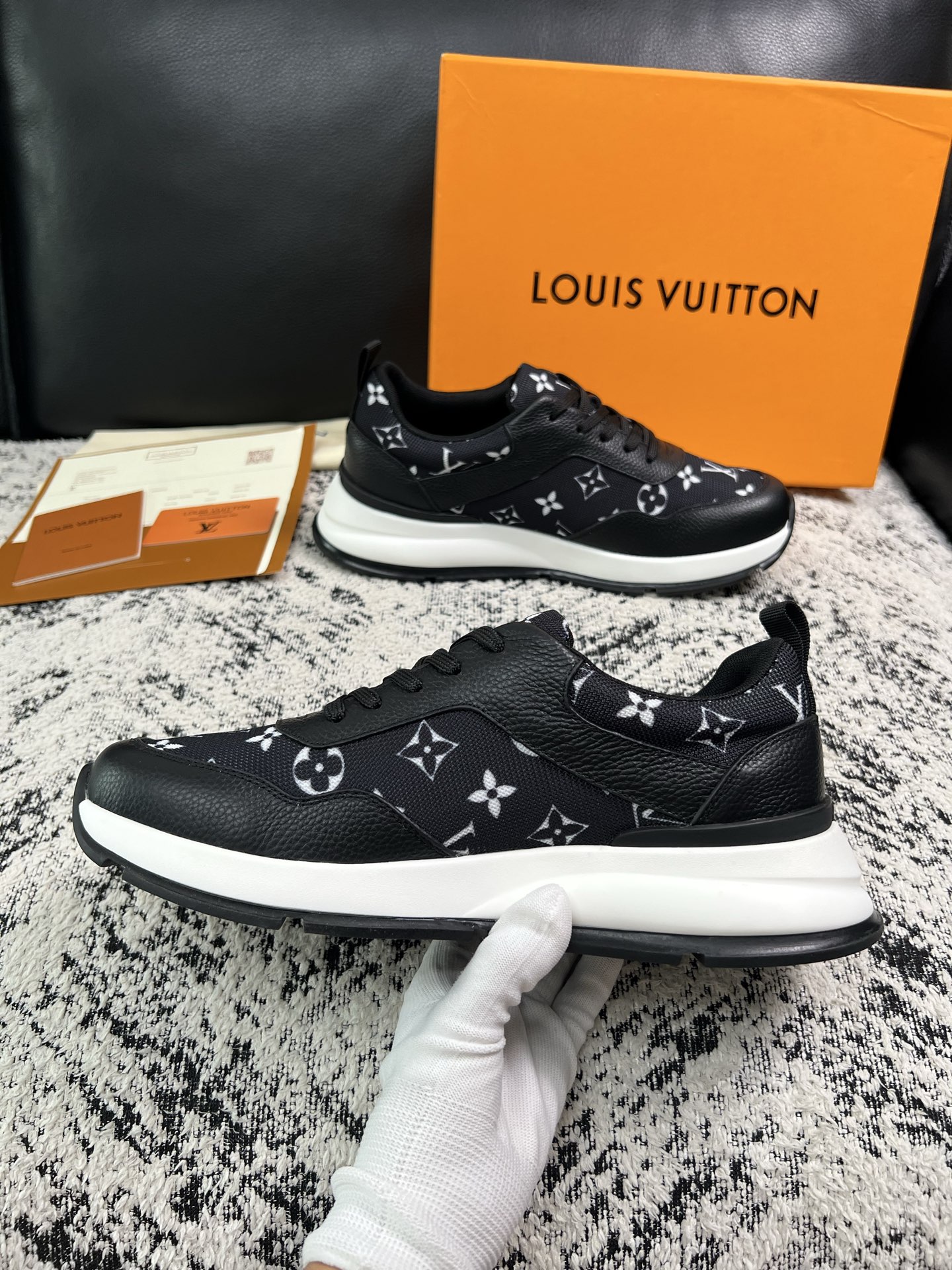 Lv 高品质  顶级工艺品  路易威登，运动板鞋专柜同步，鞋面意大利进口，高品质拼接缤纷色彩复杂工艺品，进口水染牛里柔软