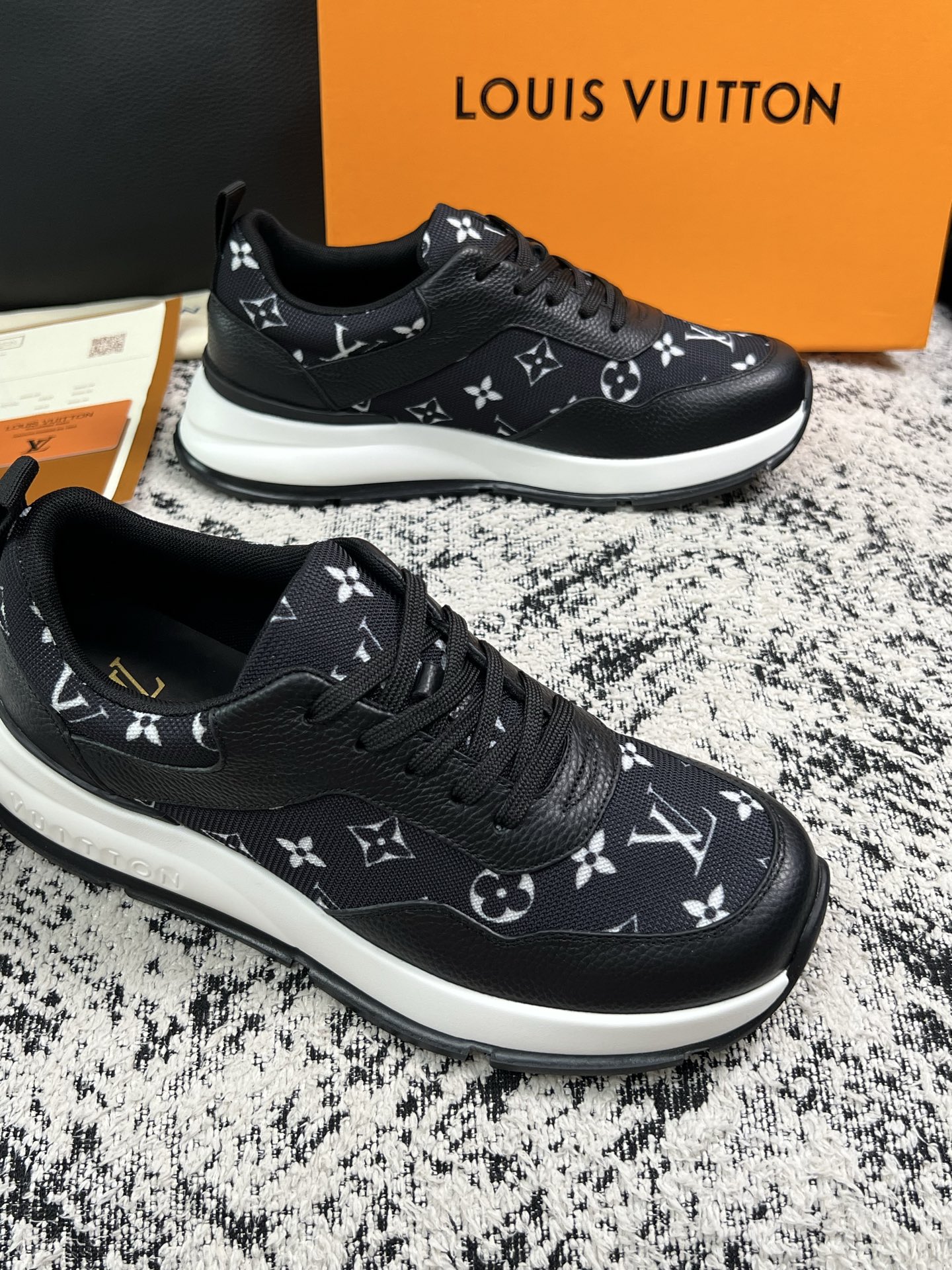 Lv 高品质  顶级工艺品  路易威登，运动板鞋专柜同步，鞋面意大利进口，高品质拼接缤纷色彩复杂工艺品，进口水染牛里柔软