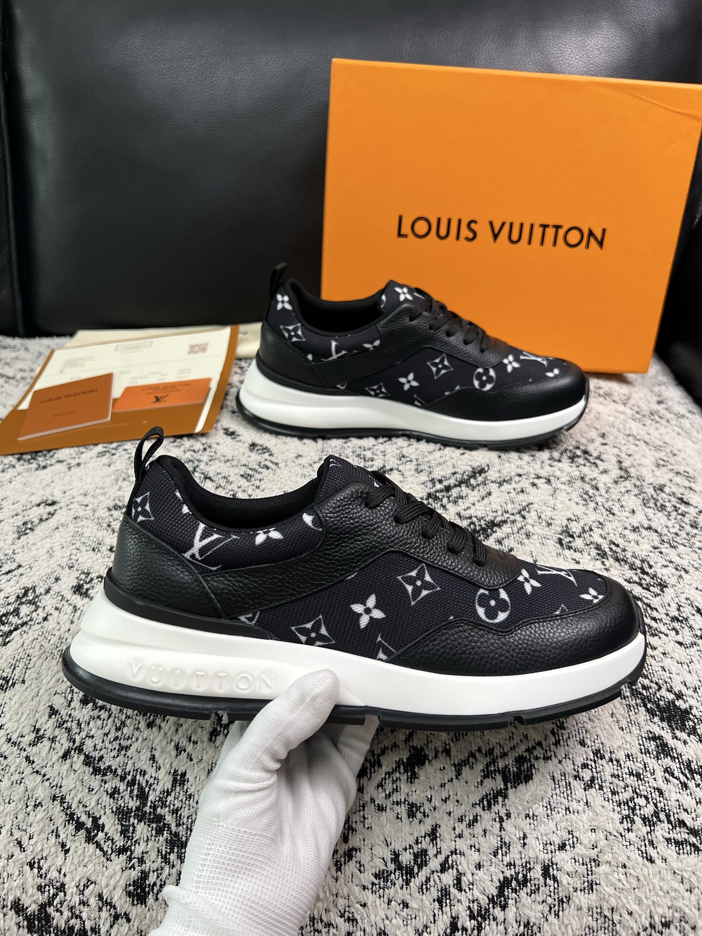 Lv 高品质  顶级工艺品  路易威登，运动板鞋专柜同步，鞋面意大利进口，高品质拼接缤纷色彩复杂工艺品，进口水染牛里柔软