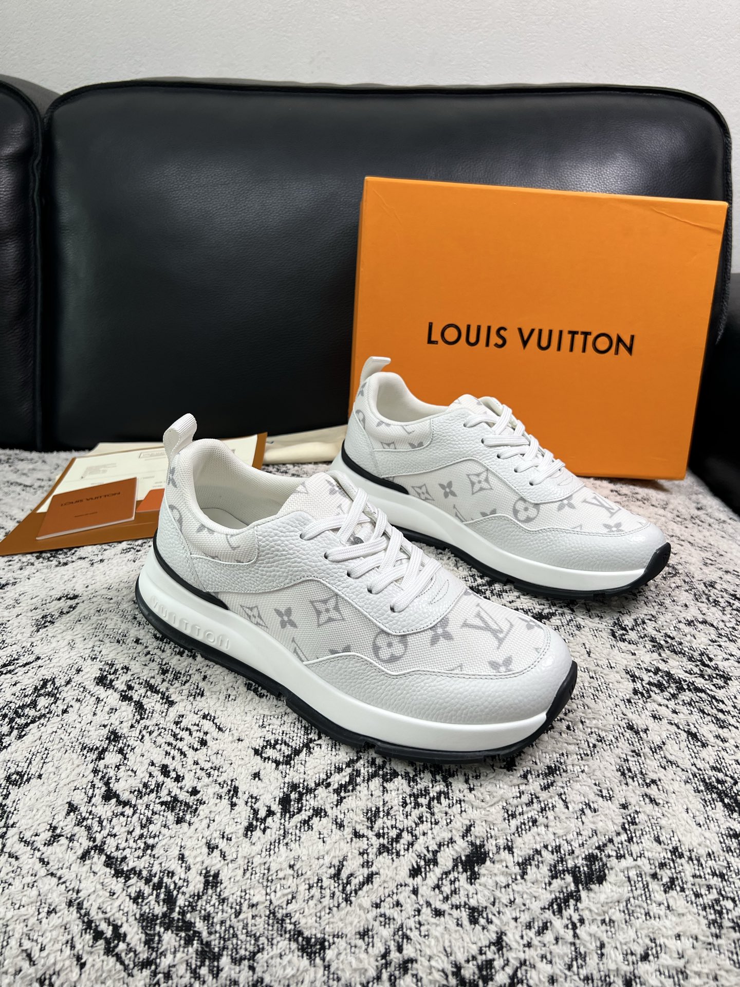 Lv 高品质  顶级工艺品  路易威登，运动板鞋专柜同步，鞋面意大利进口，高品质拼接缤纷色彩复杂工艺品，进口水染牛里柔软