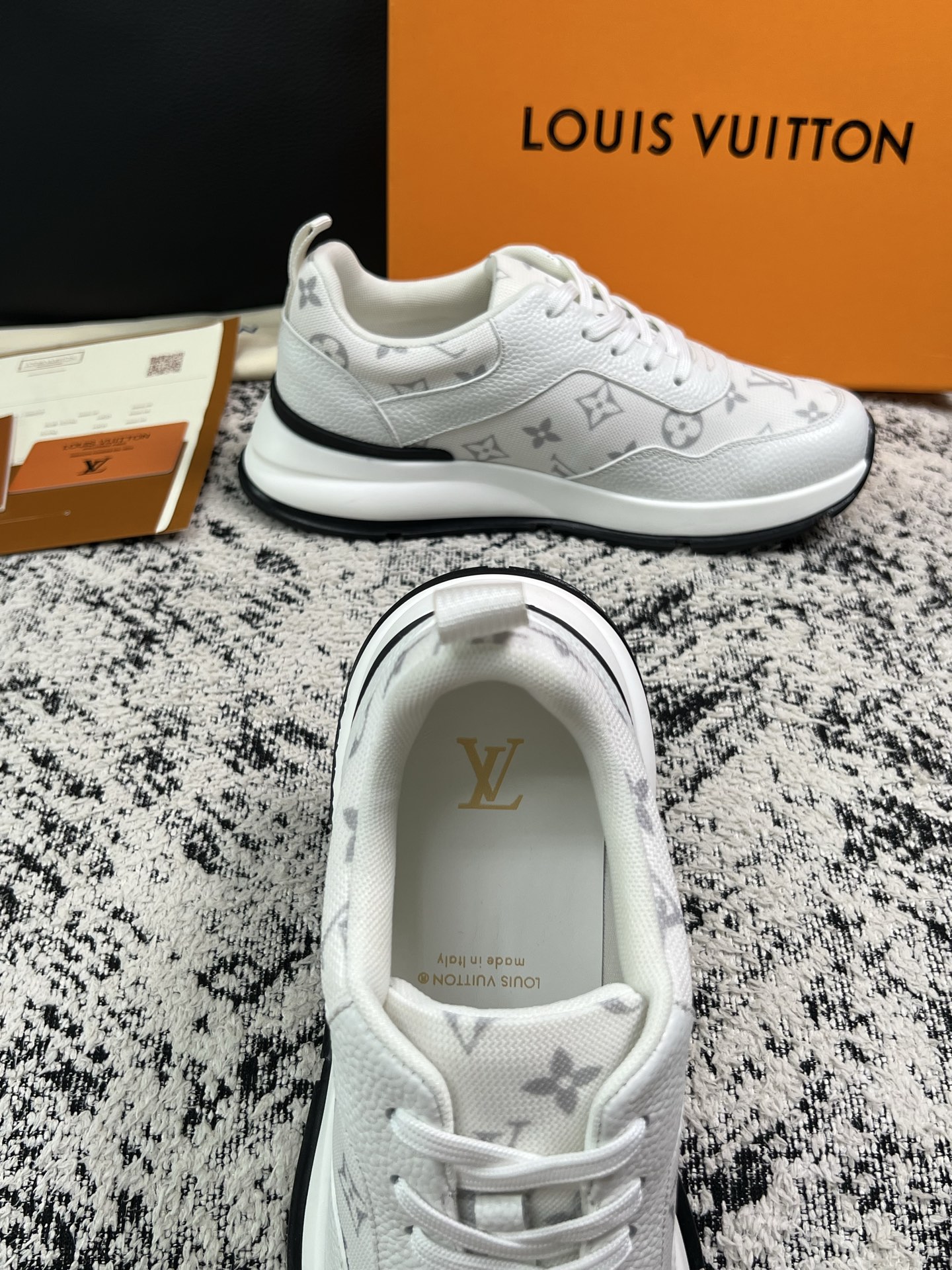 Lv 高品质  顶级工艺品  路易威登，运动板鞋专柜同步，鞋面意大利进口，高品质拼接缤纷色彩复杂工艺品，进口水染牛里柔软