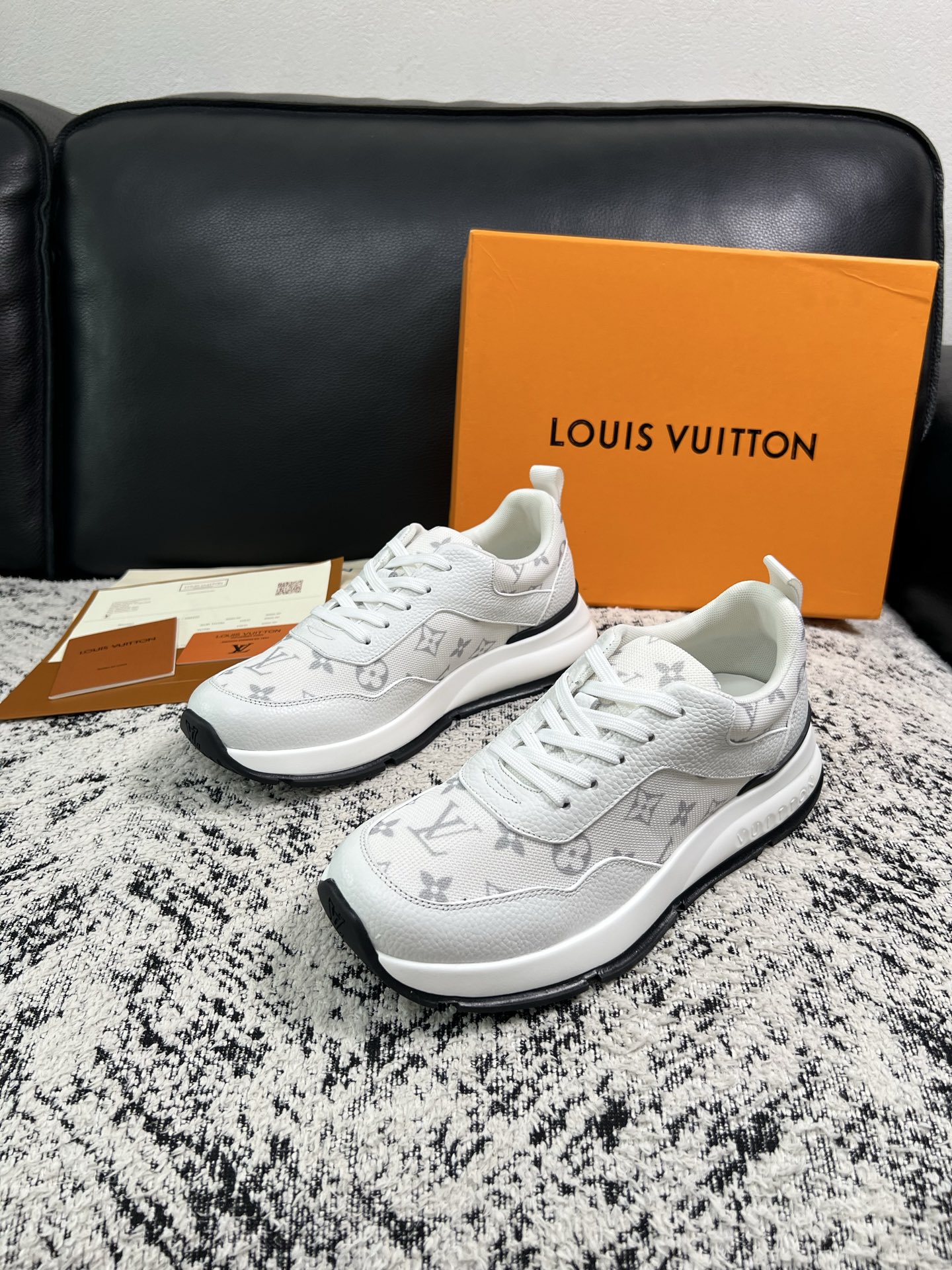 Lv 高品质  顶级工艺品  路易威登，运动板鞋专柜同步，鞋面意大利进口，高品质拼接缤纷色彩复杂工艺品，进口水染牛里柔软