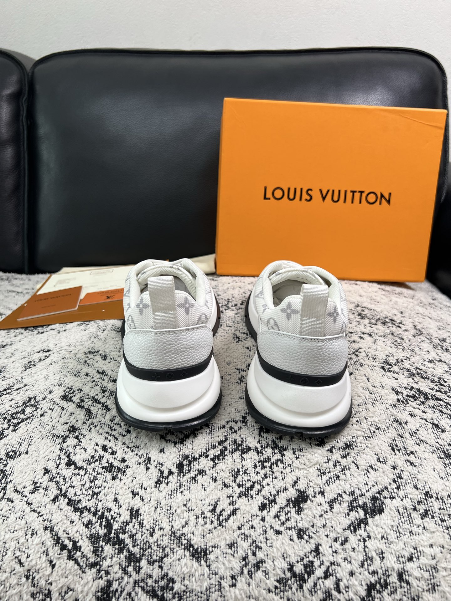 Lv 高品质  顶级工艺品  路易威登，运动板鞋专柜同步，鞋面意大利进口，高品质拼接缤纷色彩复杂工艺品，进口水染牛里柔软