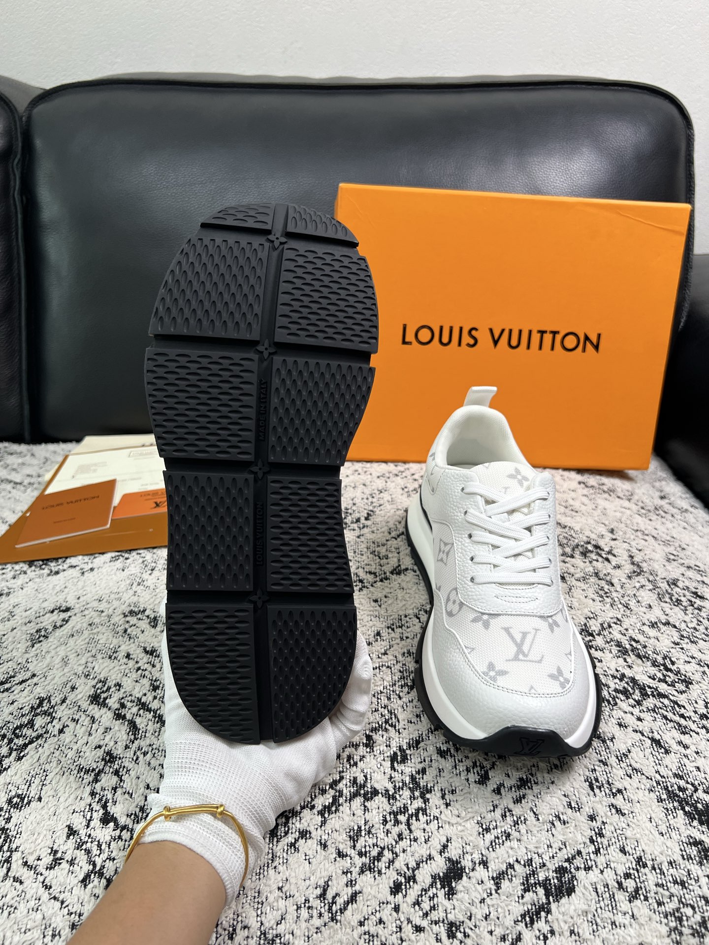 Lv 高品质  顶级工艺品  路易威登，运动板鞋专柜同步，鞋面意大利进口，高品质拼接缤纷色彩复杂工艺品，进口水染牛里柔软