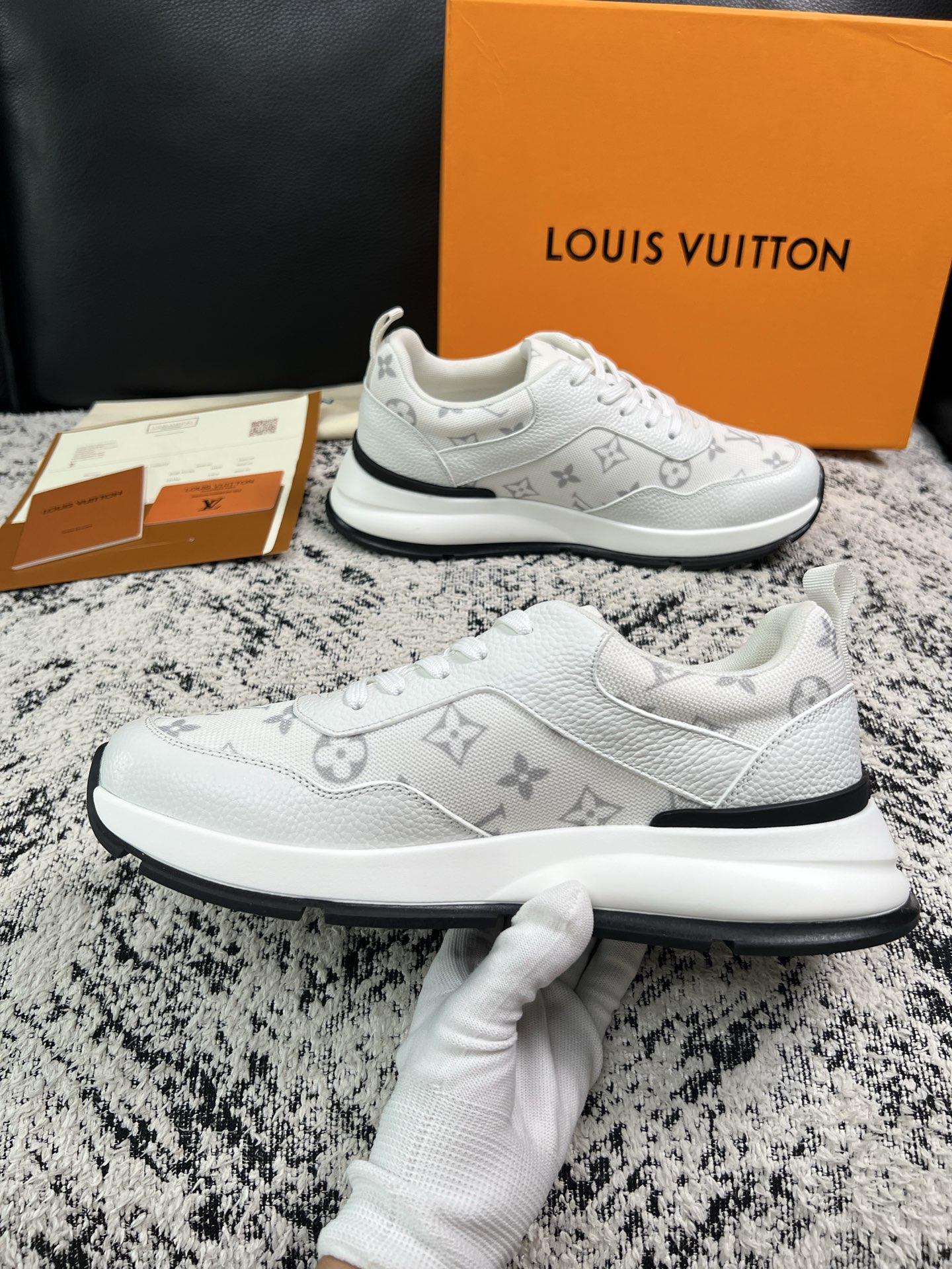 Lv 高品质  顶级工艺品  路易威登，运动板鞋专柜同步，鞋面意大利进口，高品质拼接缤纷色彩复杂工艺品，进口水染牛里柔软