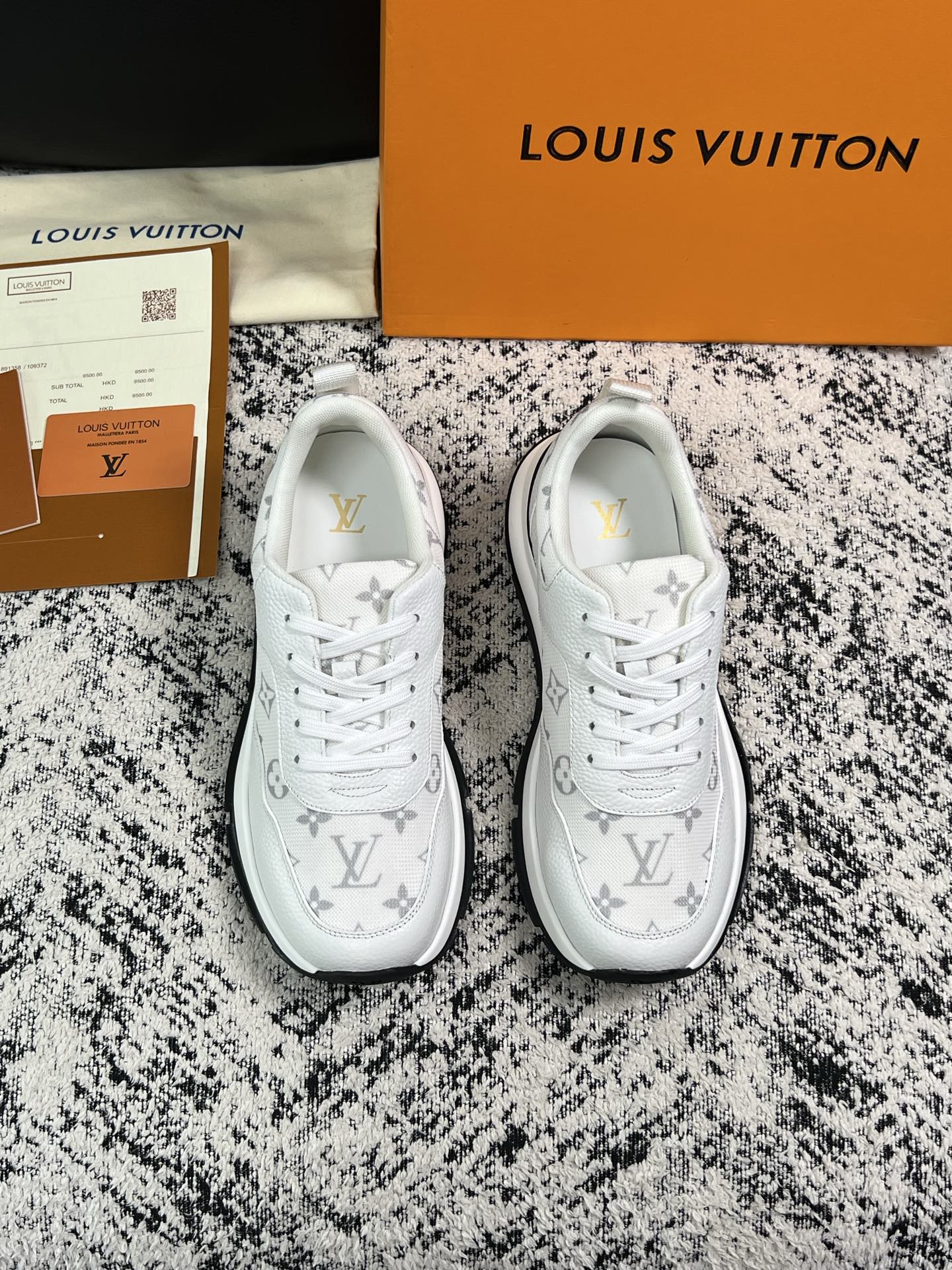Lv 高品质  顶级工艺品  路易威登，运动板鞋专柜同步，鞋面意大利进口，高品质拼接缤纷色彩复杂工艺品，进口水染牛里柔软