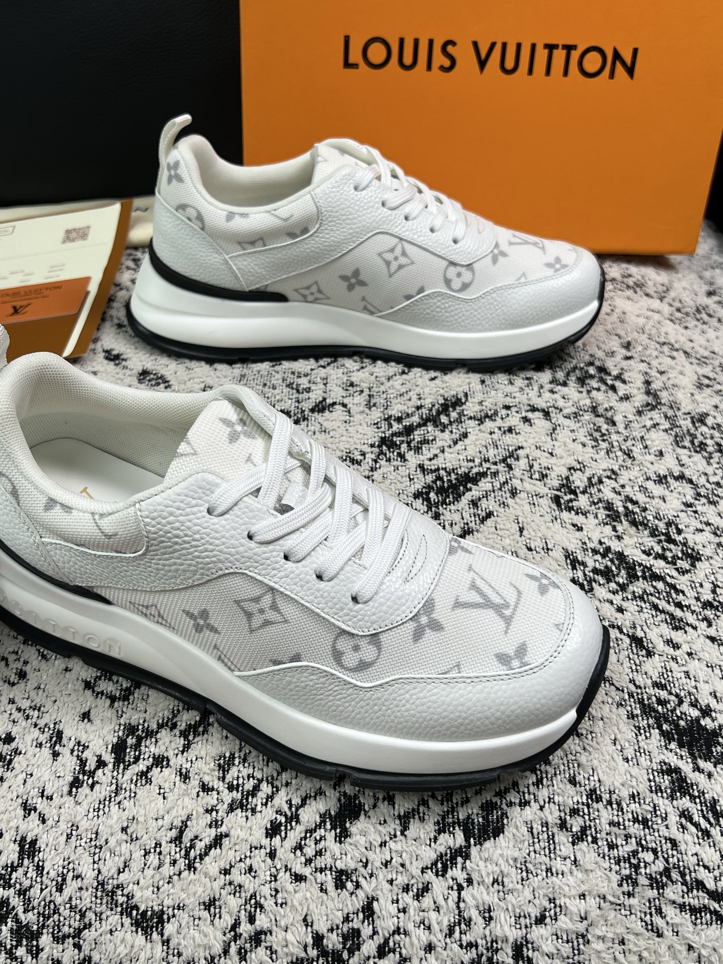 Lv 高品质  顶级工艺品  路易威登，运动板鞋专柜同步，鞋面意大利进口，高品质拼接缤纷色彩复杂工艺品，进口水染牛里柔软