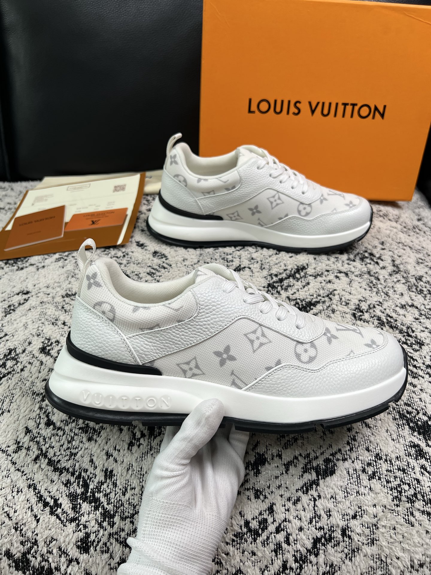 Lv 高品质  顶级工艺品  路易威登，运动板鞋专柜同步，鞋面意大利进口，高品质拼接缤纷色彩复杂工艺品，进口水染牛里柔软