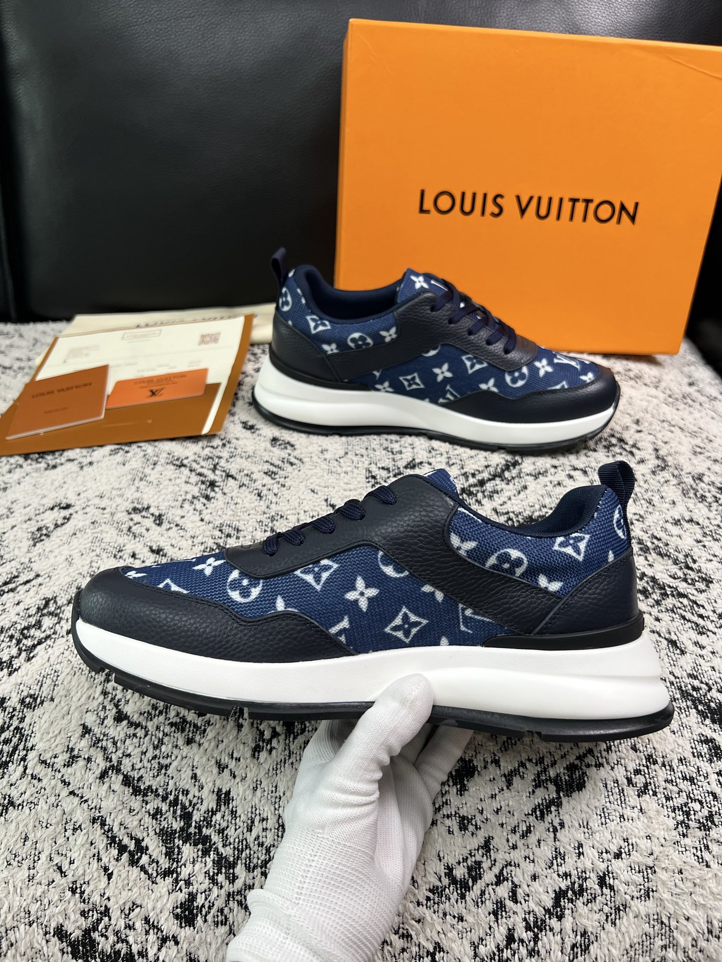 Lv 高品质  顶级工艺品  路易威登，运动板鞋专柜同步，鞋面意大利进口，高品质拼接缤纷色彩复杂工艺品，进口水染牛里柔软
