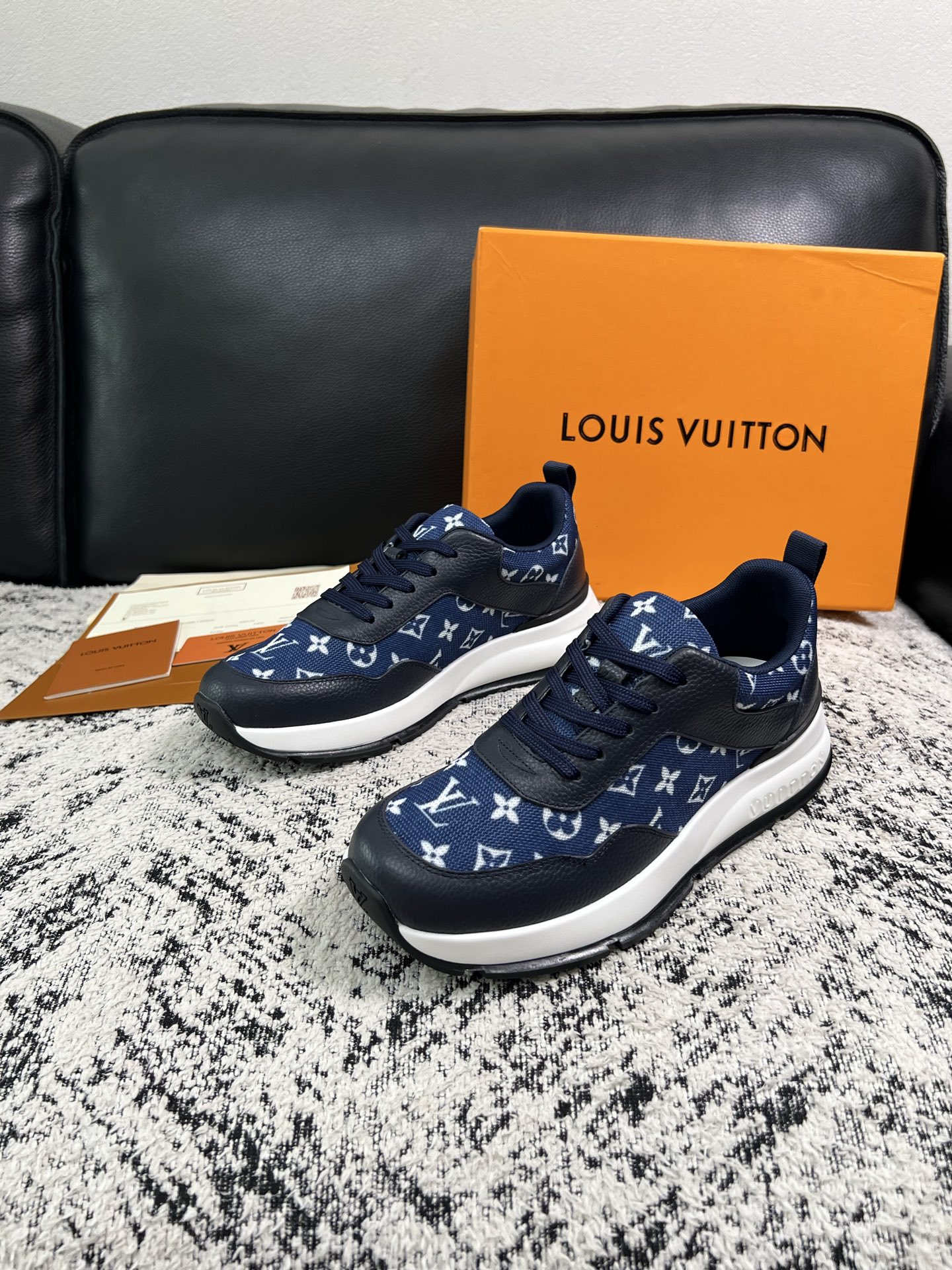 Lv 高品质  顶级工艺品  路易威登，运动板鞋专柜同步，鞋面意大利进口，高品质拼接缤纷色彩复杂工艺品，进口水染牛里柔软
