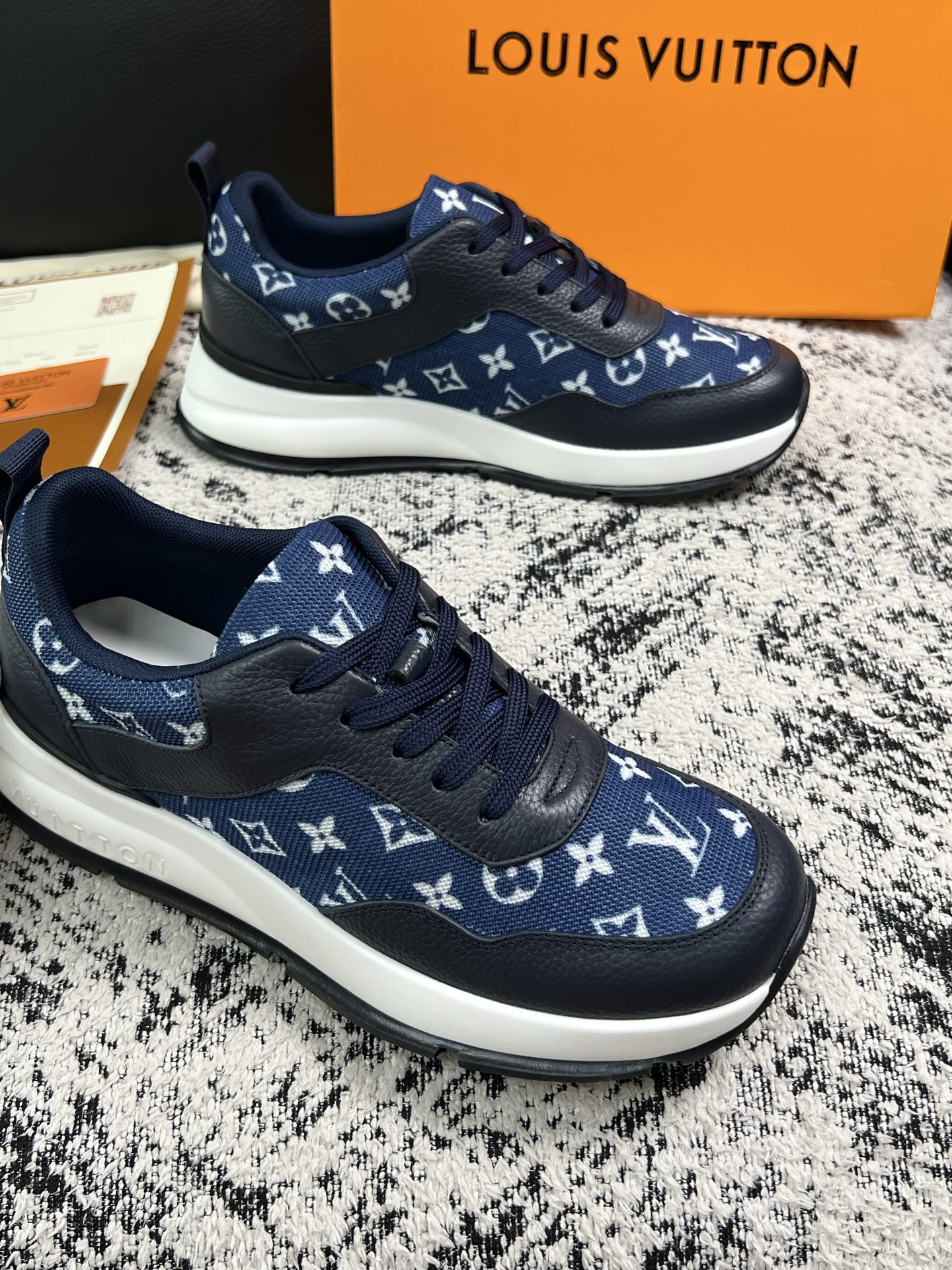 Lv 高品质  顶级工艺品  路易威登，运动板鞋专柜同步，鞋面意大利进口，高品质拼接缤纷色彩复杂工艺品，进口水染牛里柔软