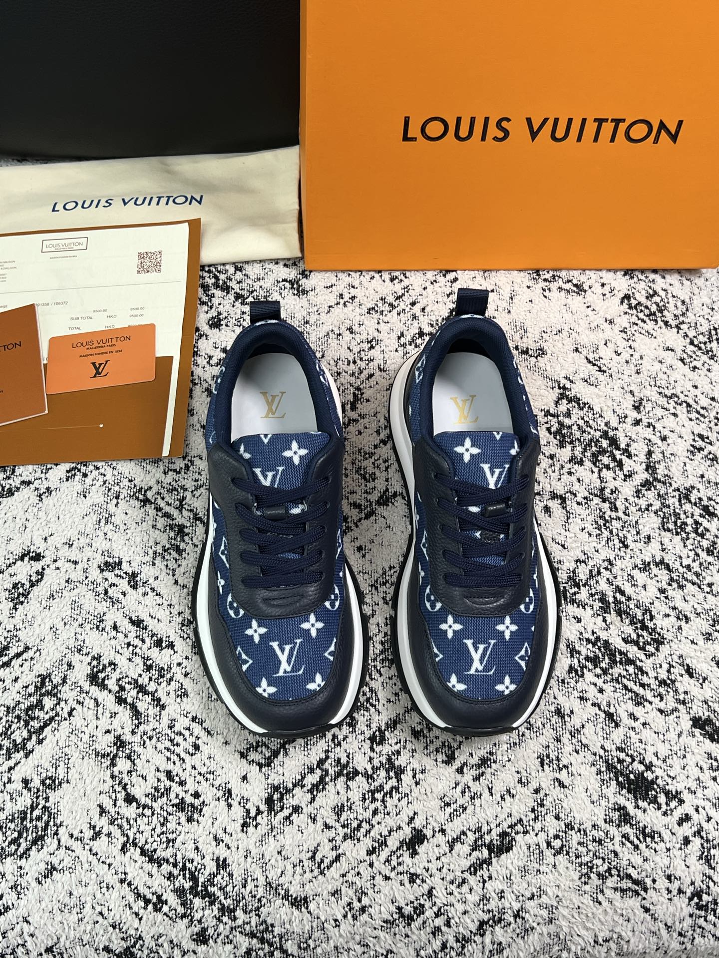 Lv 高品质  顶级工艺品  路易威登，运动板鞋专柜同步，鞋面意大利进口，高品质拼接缤纷色彩复杂工艺品，进口水染牛里柔软