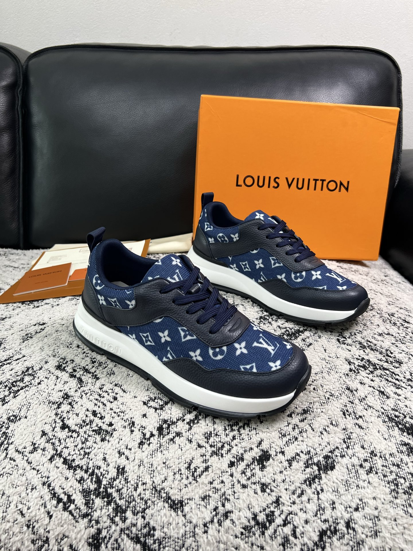 Lv 高品质  顶级工艺品  路易威登，运动板鞋专柜同步，鞋面意大利进口，高品质拼接缤纷色彩复杂工艺品，进口水染牛里柔软