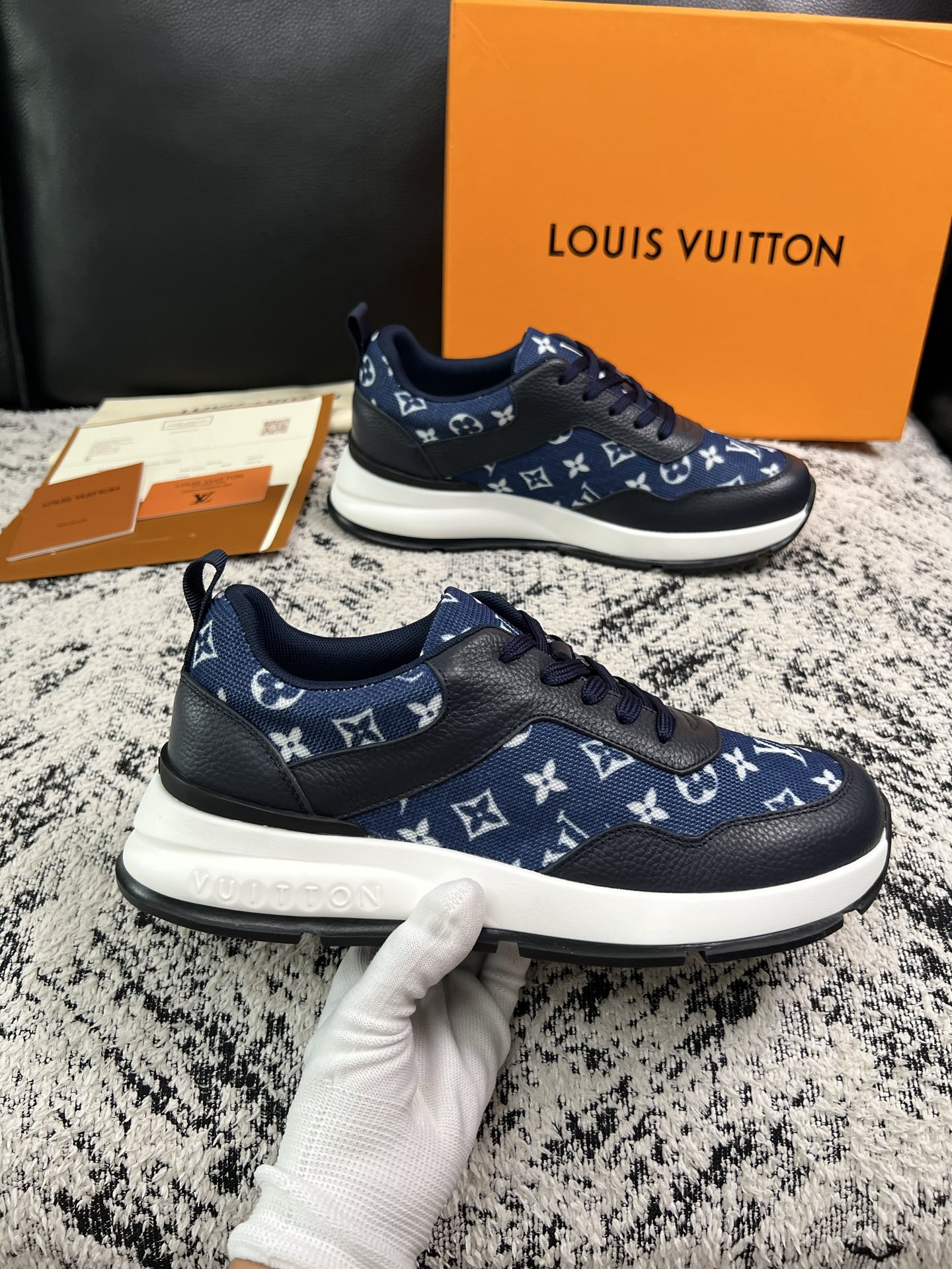 Lv 高品质  顶级工艺品  路易威登，运动板鞋专柜同步，鞋面意大利进口，高品质拼接缤纷色彩复杂工艺品，进口水染牛里柔软