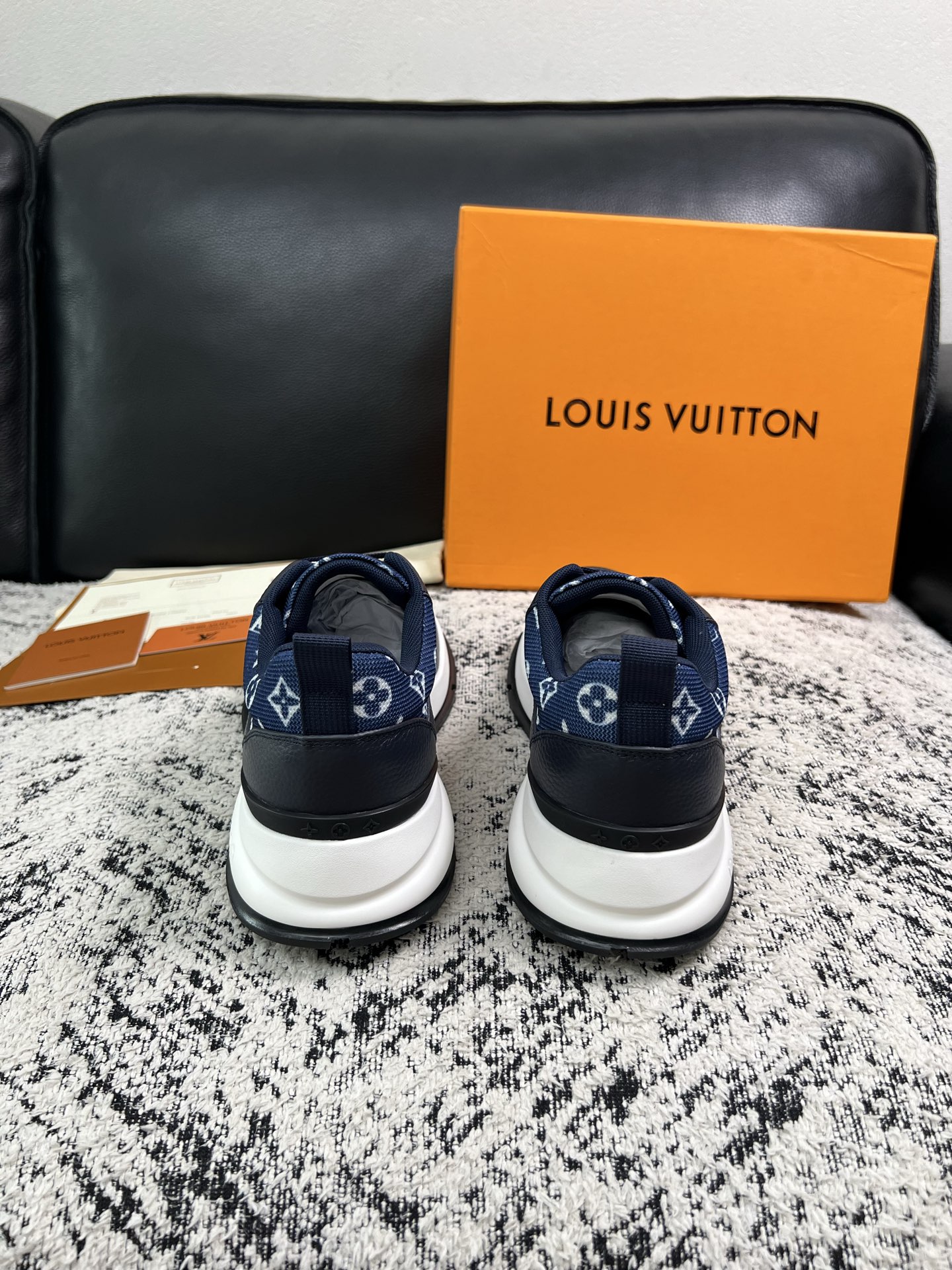Lv 高品质  顶级工艺品  路易威登，运动板鞋专柜同步，鞋面意大利进口，高品质拼接缤纷色彩复杂工艺品，进口水染牛里柔软