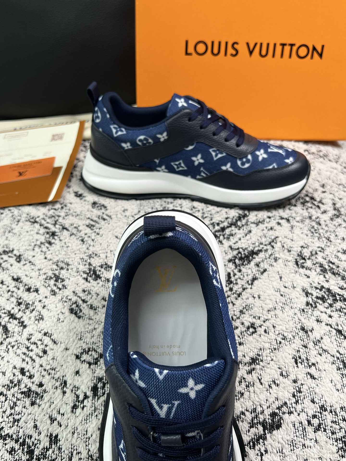 Lv 高品质  顶级工艺品  路易威登，运动板鞋专柜同步，鞋面意大利进口，高品质拼接缤纷色彩复杂工艺品，进口水染牛里柔软