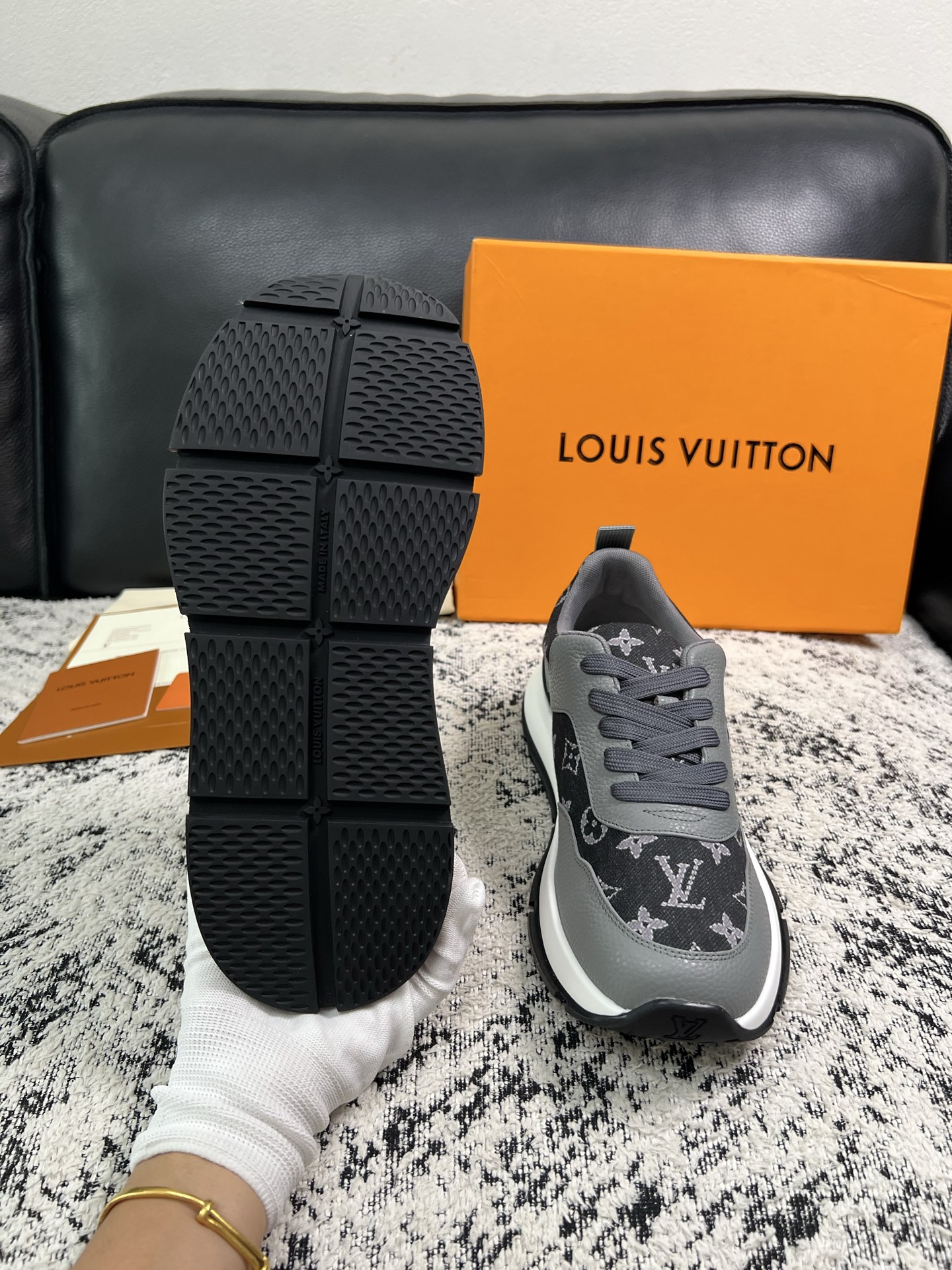 Lv 高品质  顶级工艺品  路易威登，运动板鞋专柜同步，鞋面意大利进口，高品质拼接缤纷色彩复杂工艺品，进口水染牛里柔软