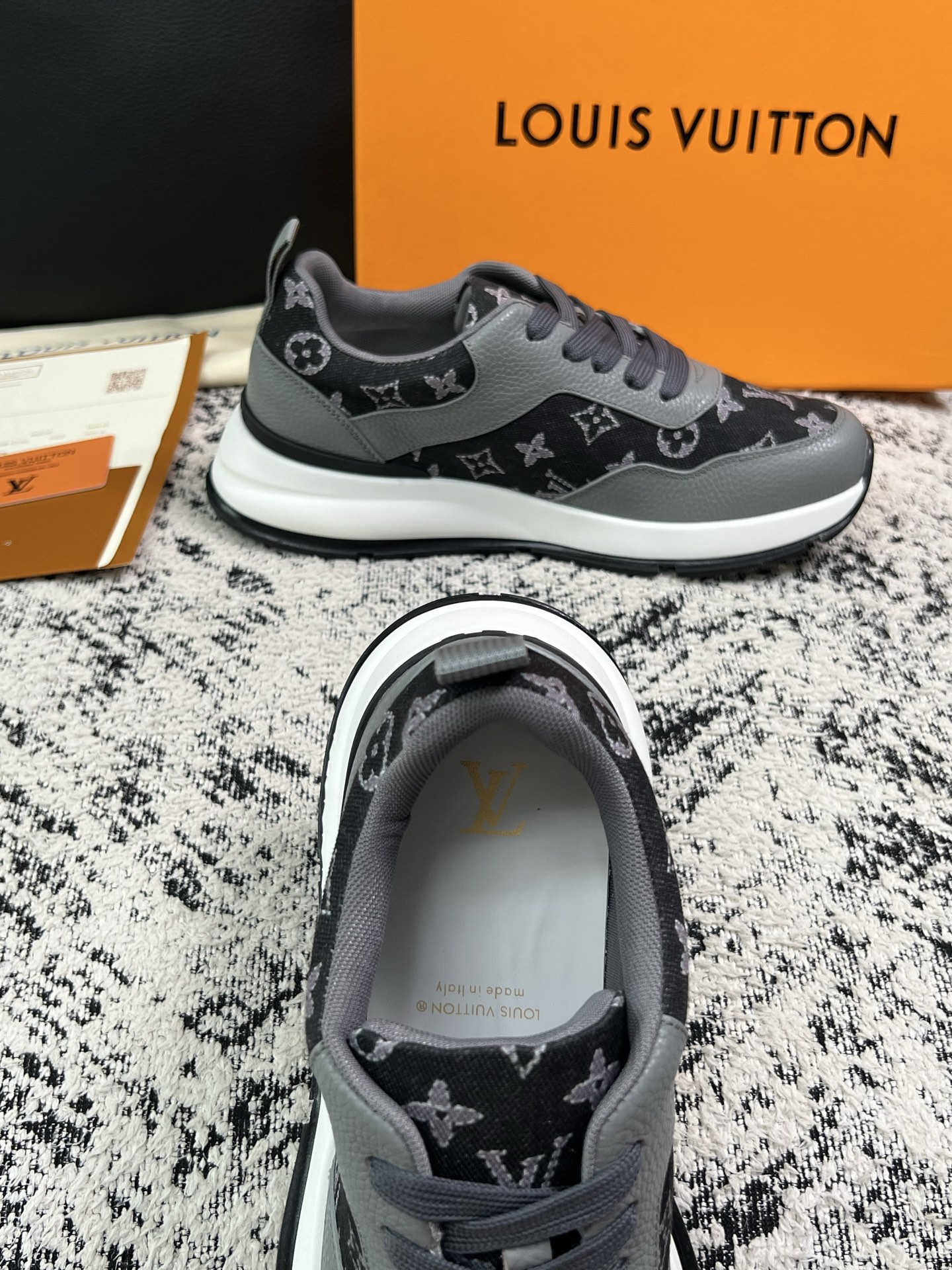 Lv 高品质  顶级工艺品  路易威登，运动板鞋专柜同步，鞋面意大利进口，高品质拼接缤纷色彩复杂工艺品，进口水染牛里柔软