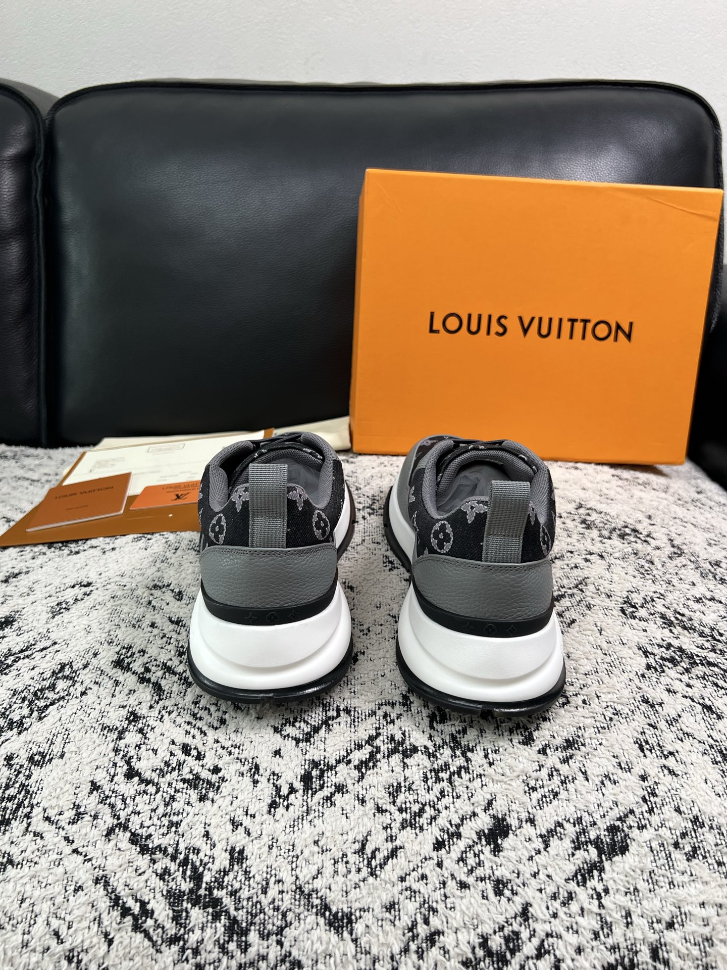 Lv 高品质  顶级工艺品  路易威登，运动板鞋专柜同步，鞋面意大利进口，高品质拼接缤纷色彩复杂工艺品，进口水染牛里柔软