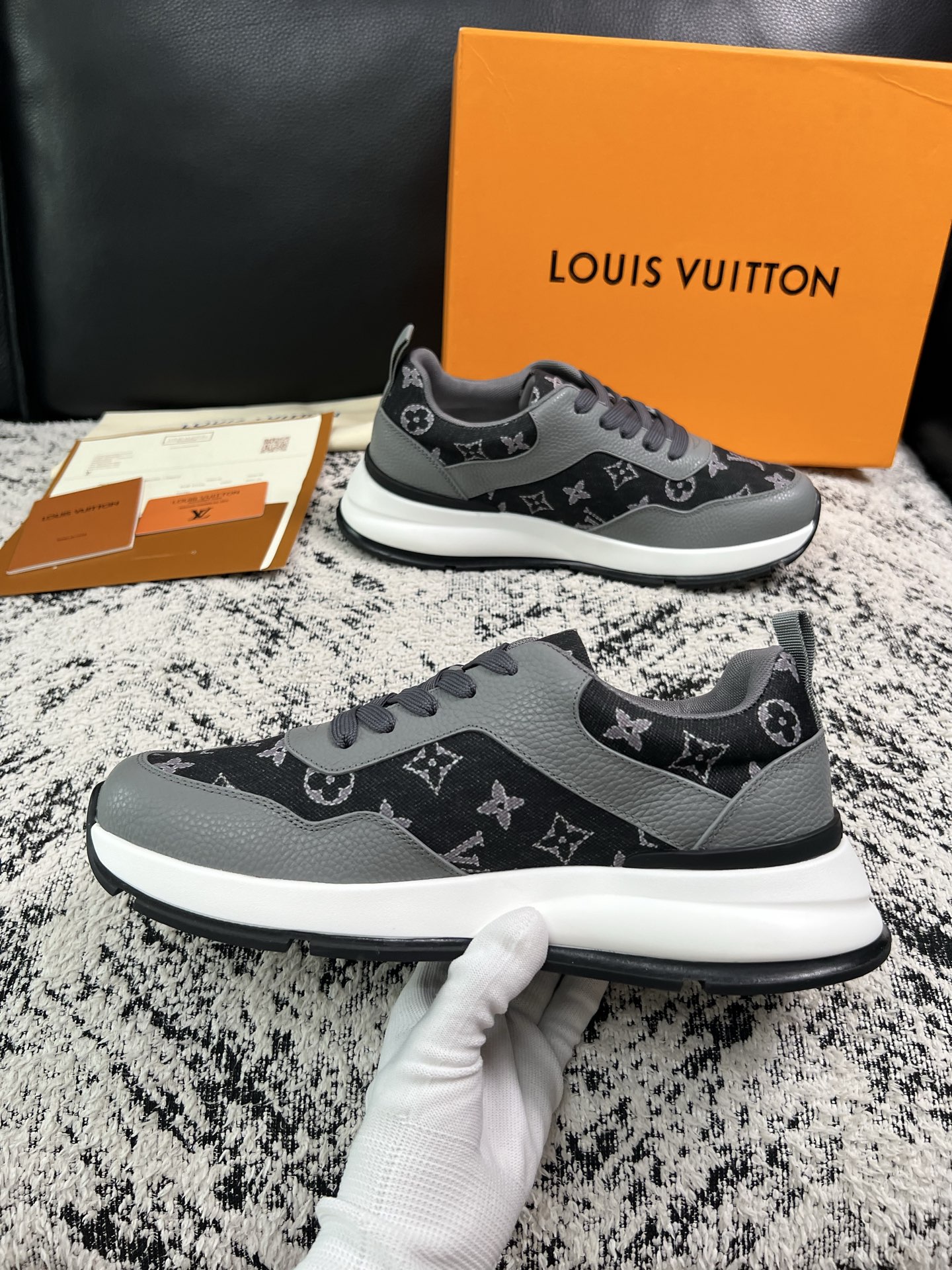 Lv 高品质  顶级工艺品  路易威登，运动板鞋专柜同步，鞋面意大利进口，高品质拼接缤纷色彩复杂工艺品，进口水染牛里柔软