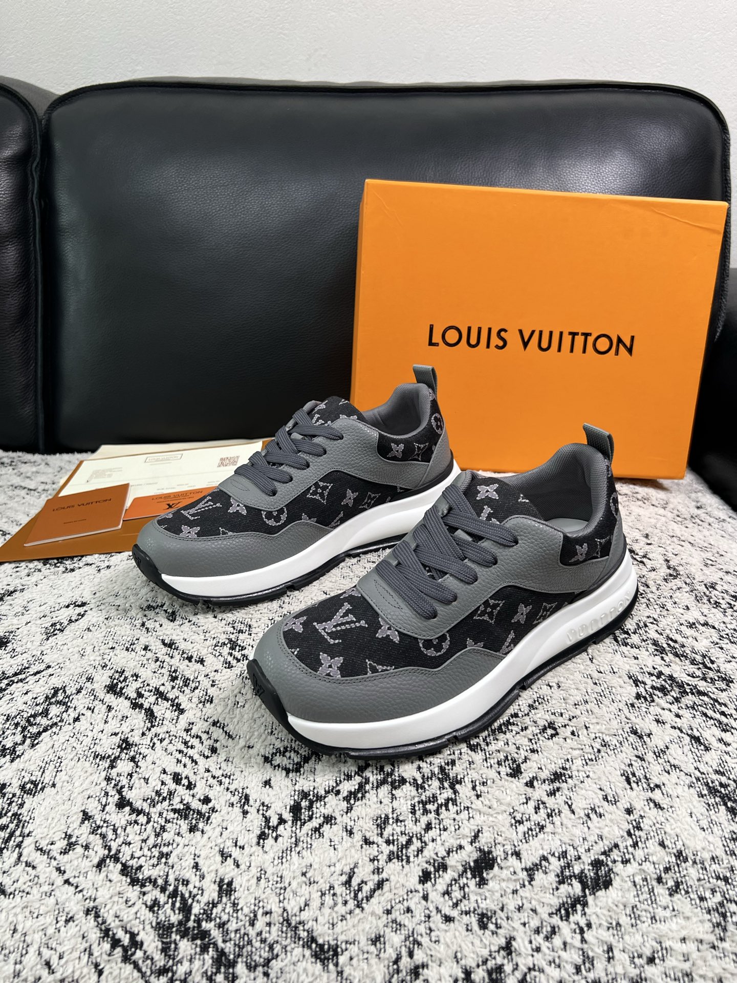 Lv 高品质  顶级工艺品  路易威登，运动板鞋专柜同步，鞋面意大利进口，高品质拼接缤纷色彩复杂工艺品，进口水染牛里柔软