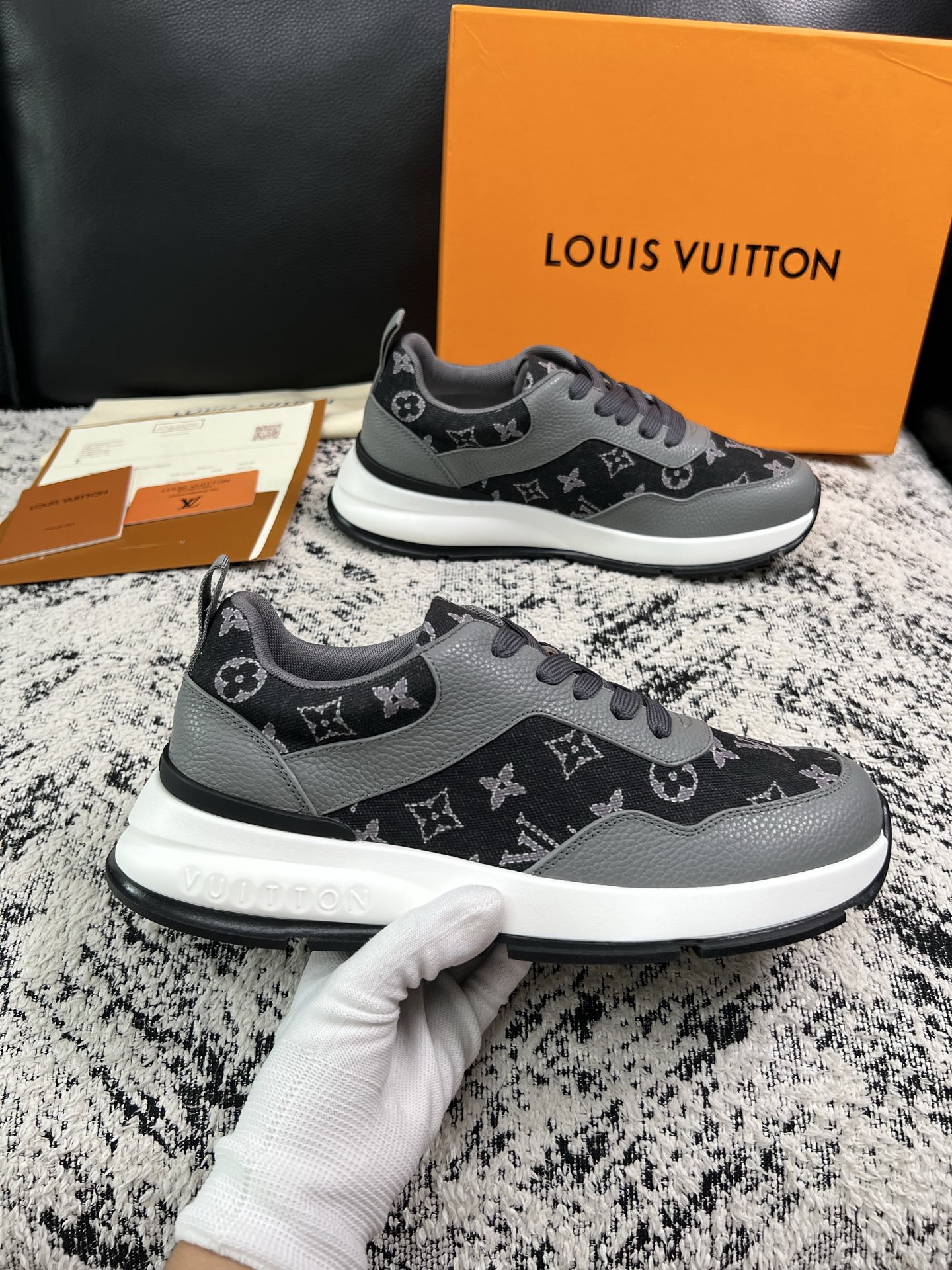Lv 高品质  顶级工艺品  路易威登，运动板鞋专柜同步，鞋面意大利进口，高品质拼接缤纷色彩复杂工艺品，进口水染牛里柔软
