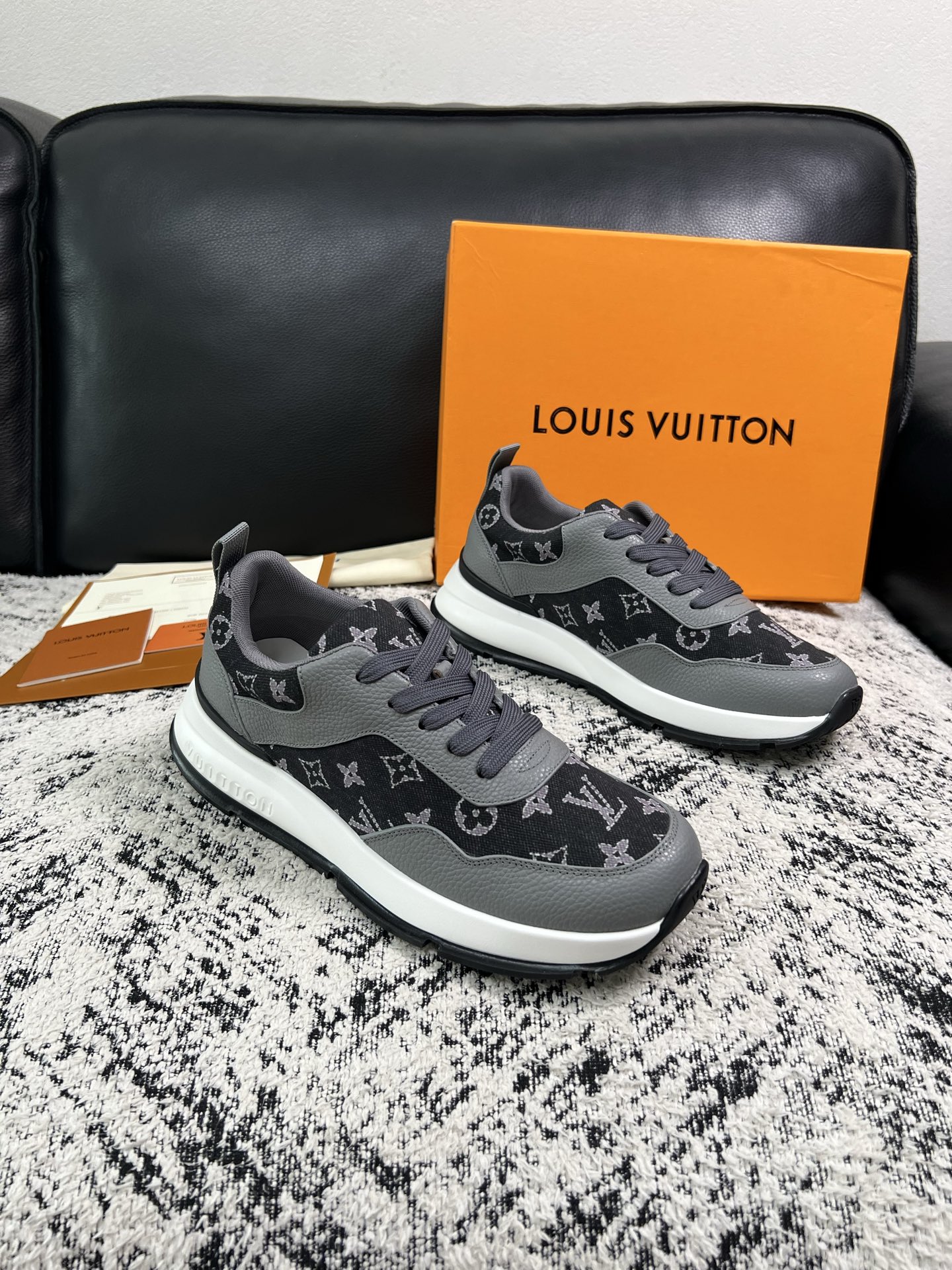 Lv 高品质  顶级工艺品  路易威登，运动板鞋专柜同步，鞋面意大利进口，高品质拼接缤纷色彩复杂工艺品，进口水染牛里柔软