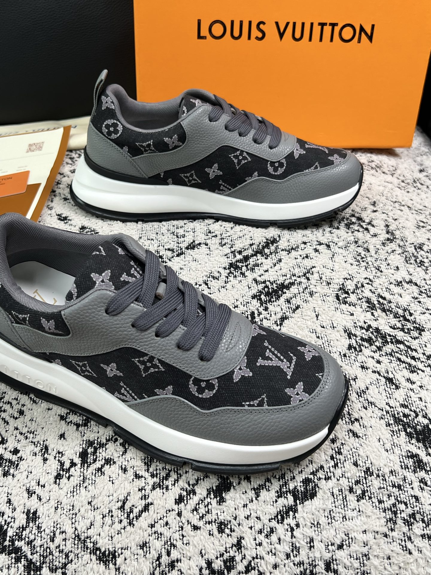 Lv 高品质  顶级工艺品  路易威登，运动板鞋专柜同步，鞋面意大利进口，高品质拼接缤纷色彩复杂工艺品，进口水染牛里柔软