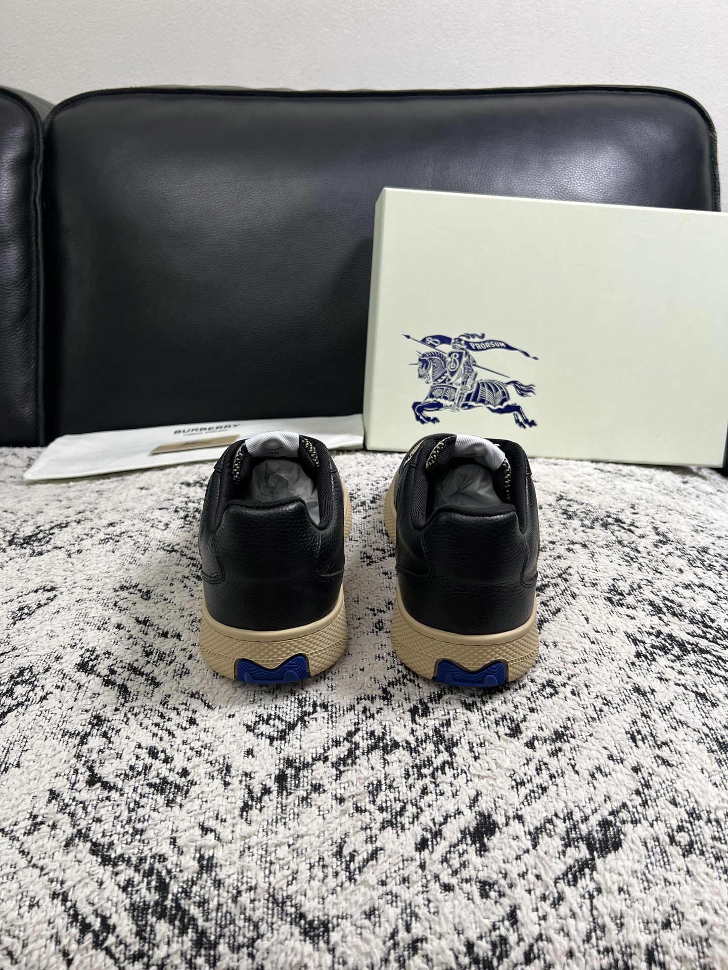 BURBERRY  顶级工艺品 巴宝莉 专柜同步，原厂配置意大利进口牛皮面料，高品质复杂拼接工艺，进口牛皮内里垫，透气舒