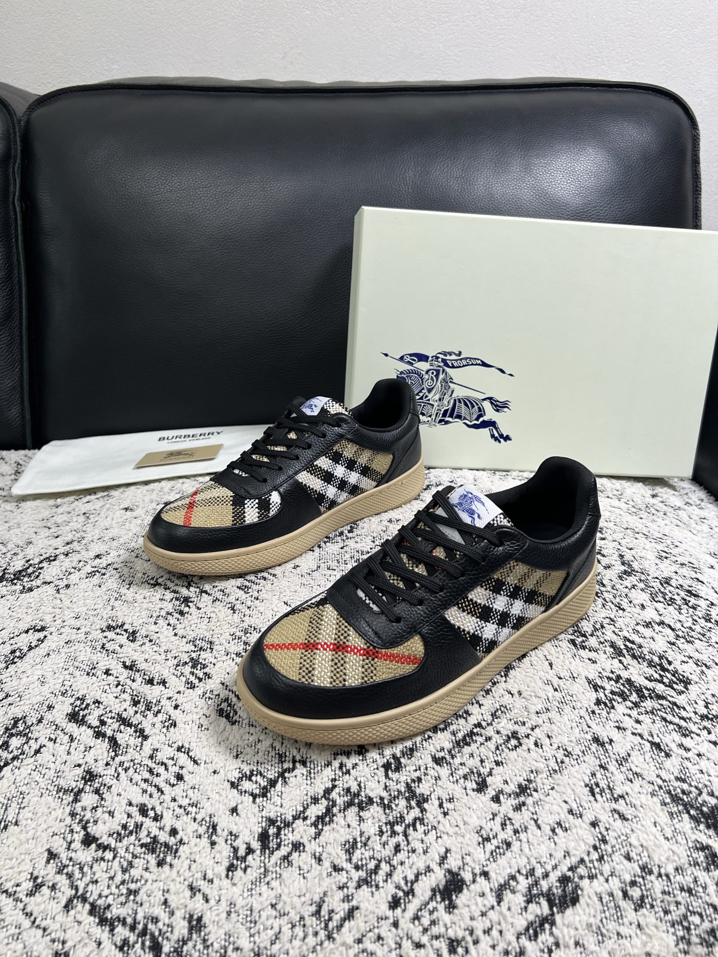 BURBERRY  顶级工艺品 巴宝莉 专柜同步，原厂配置意大利进口牛皮面料，高品质复杂拼接工艺，进口牛皮内里垫，透气舒