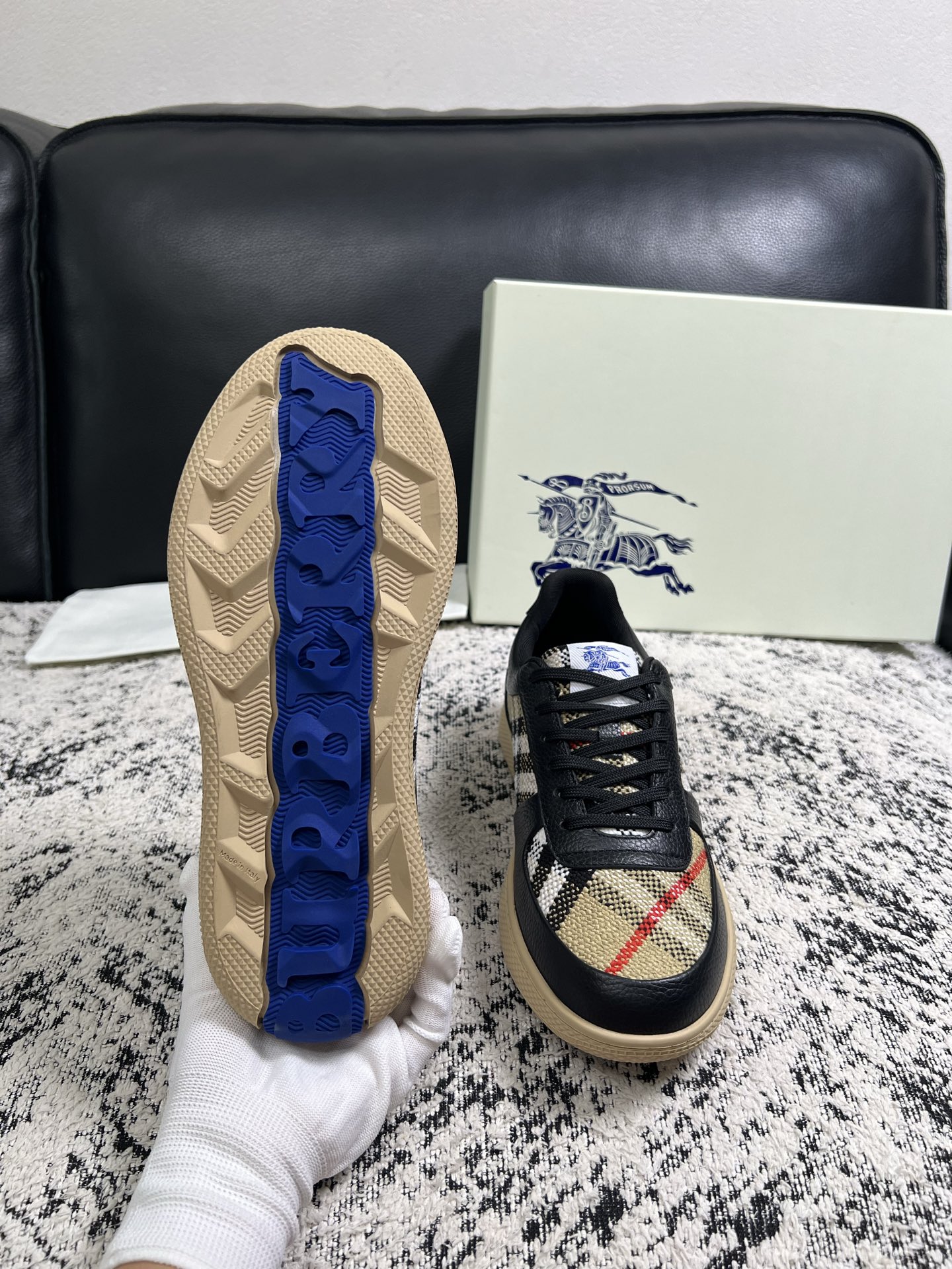 BURBERRY  顶级工艺品 巴宝莉 专柜同步，原厂配置意大利进口牛皮面料，高品质复杂拼接工艺，进口牛皮内里垫，透气舒