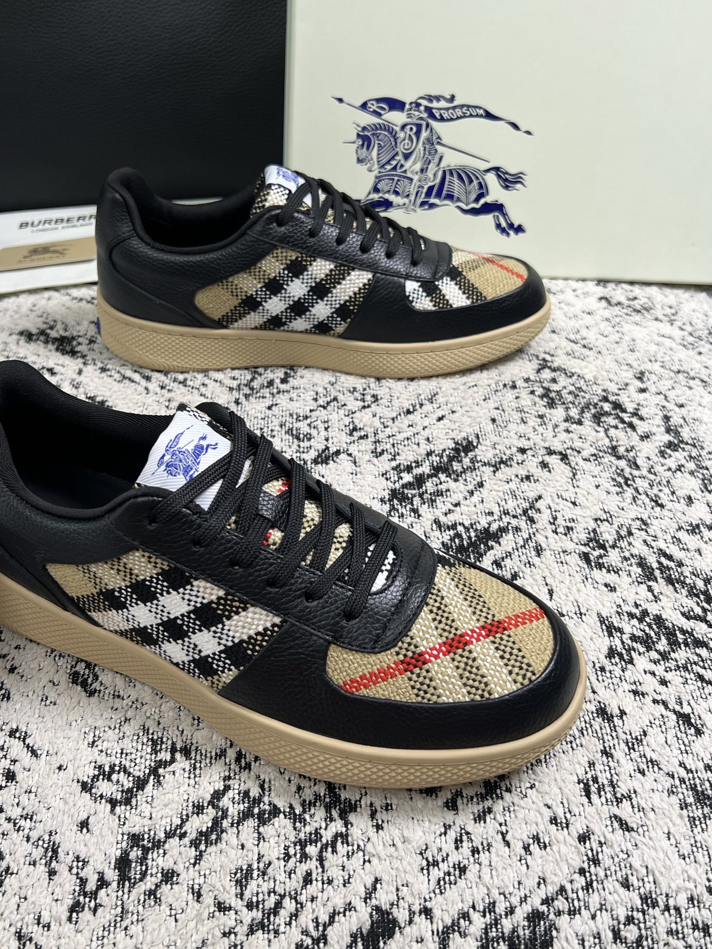 BURBERRY  顶级工艺品 巴宝莉 专柜同步，原厂配置意大利进口牛皮面料，高品质复杂拼接工艺，进口牛皮内里垫，透气舒