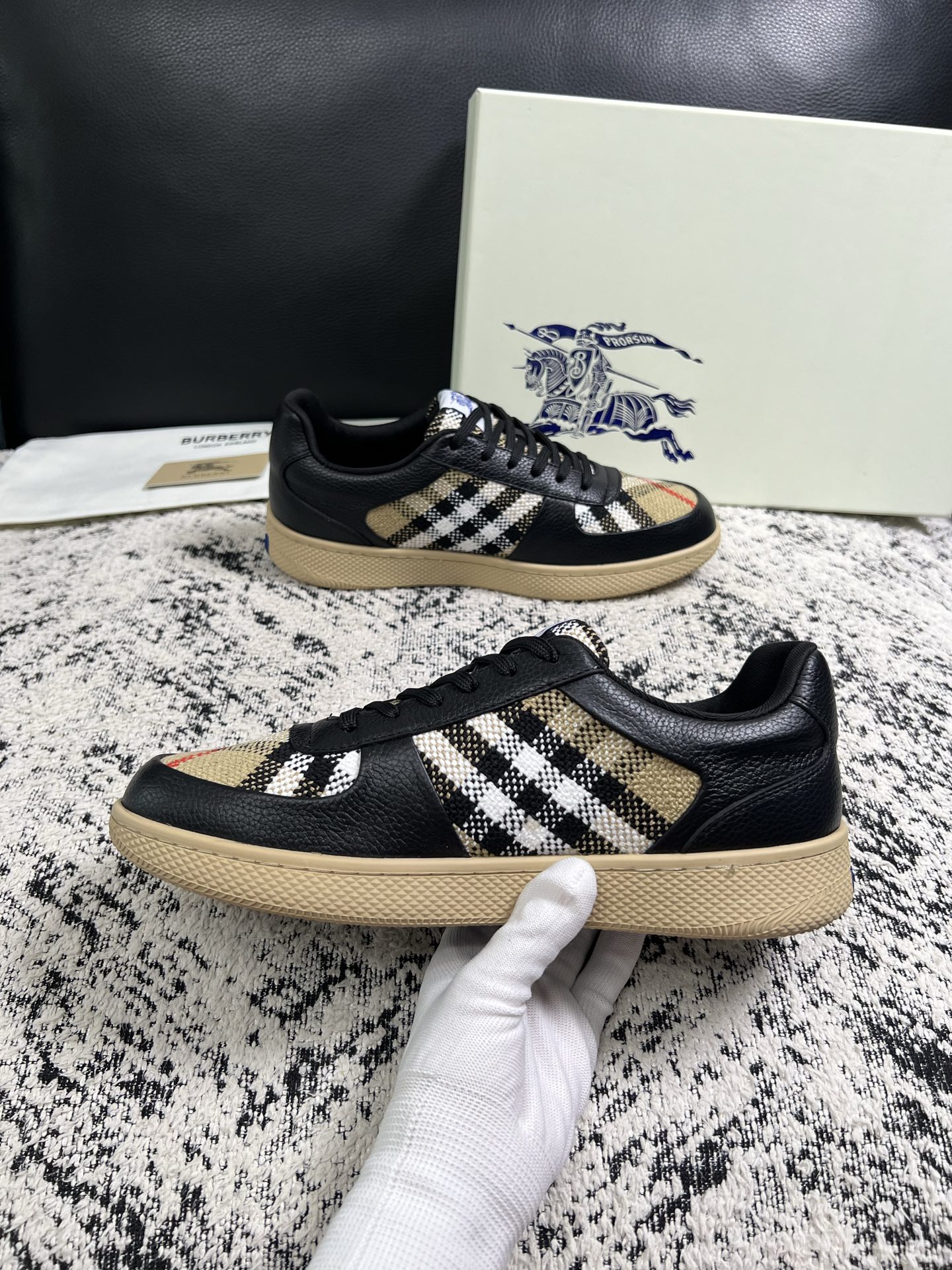 BURBERRY  顶级工艺品 巴宝莉 专柜同步，原厂配置意大利进口牛皮面料，高品质复杂拼接工艺，进口牛皮内里垫，透气舒