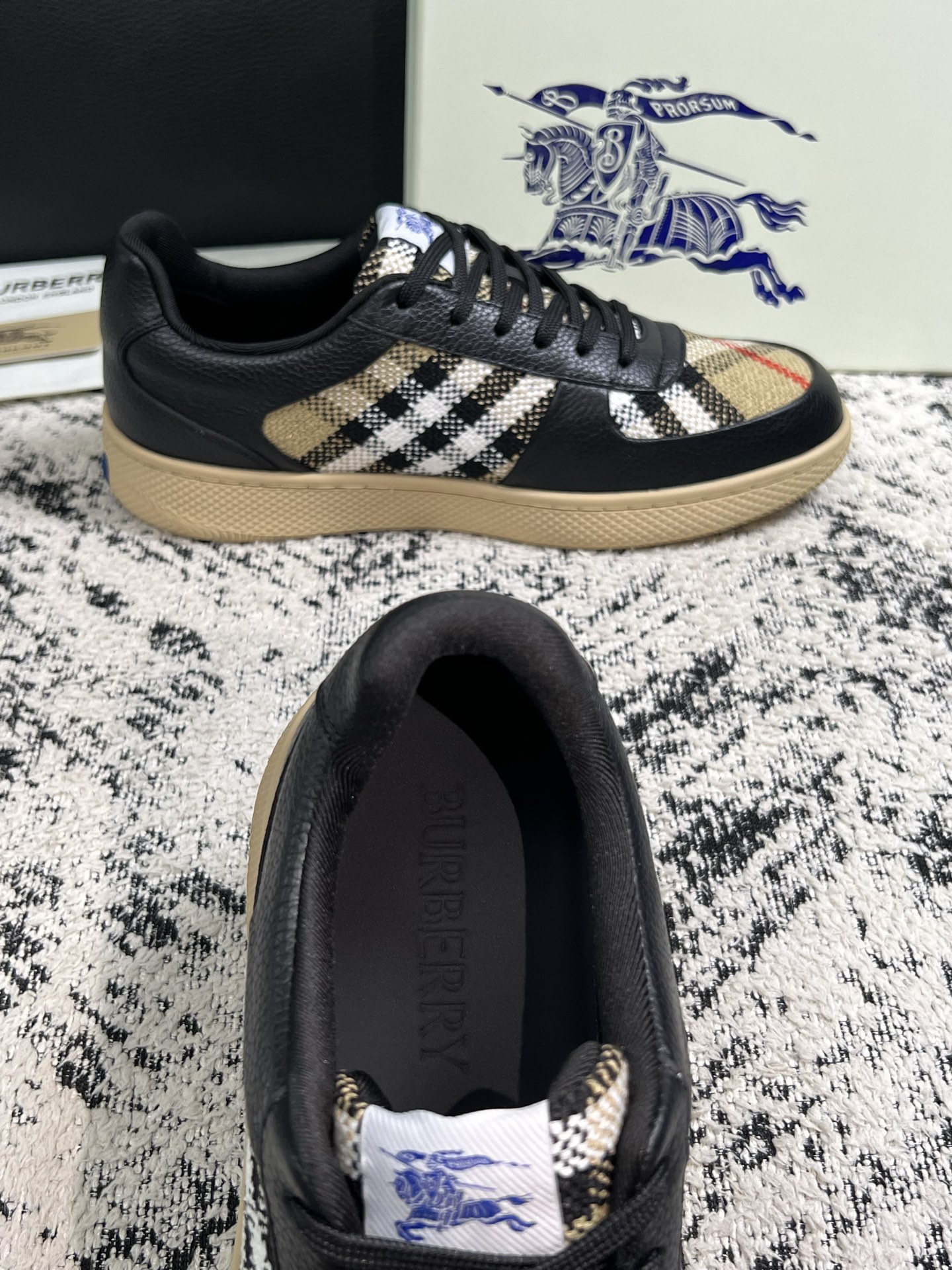 BURBERRY  顶级工艺品 巴宝莉 专柜同步，原厂配置意大利进口牛皮面料，高品质复杂拼接工艺，进口牛皮内里垫，透气舒