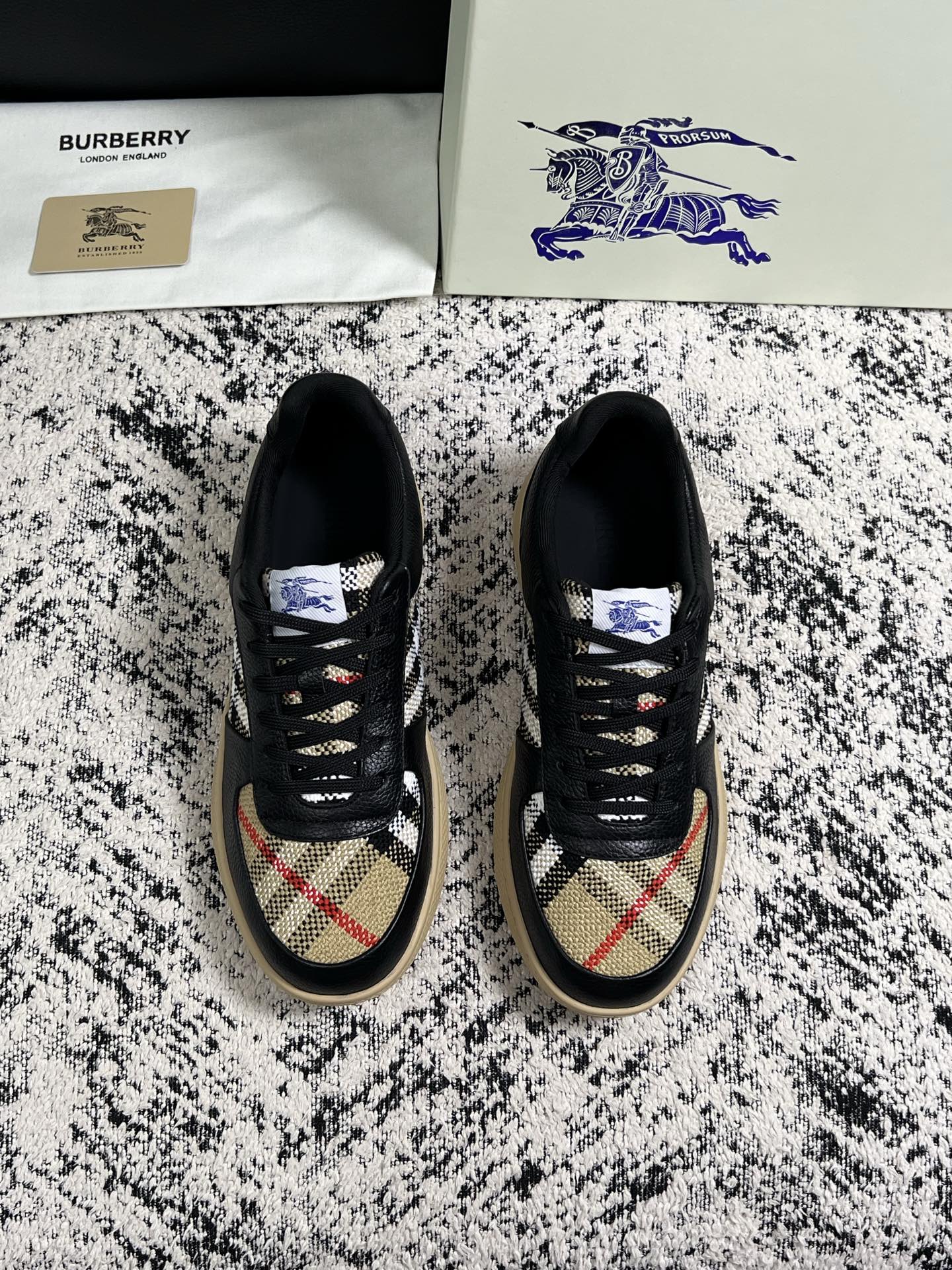 BURBERRY  顶级工艺品 巴宝莉 专柜同步，原厂配置意大利进口牛皮面料，高品质复杂拼接工艺，进口牛皮内里垫，透气舒
