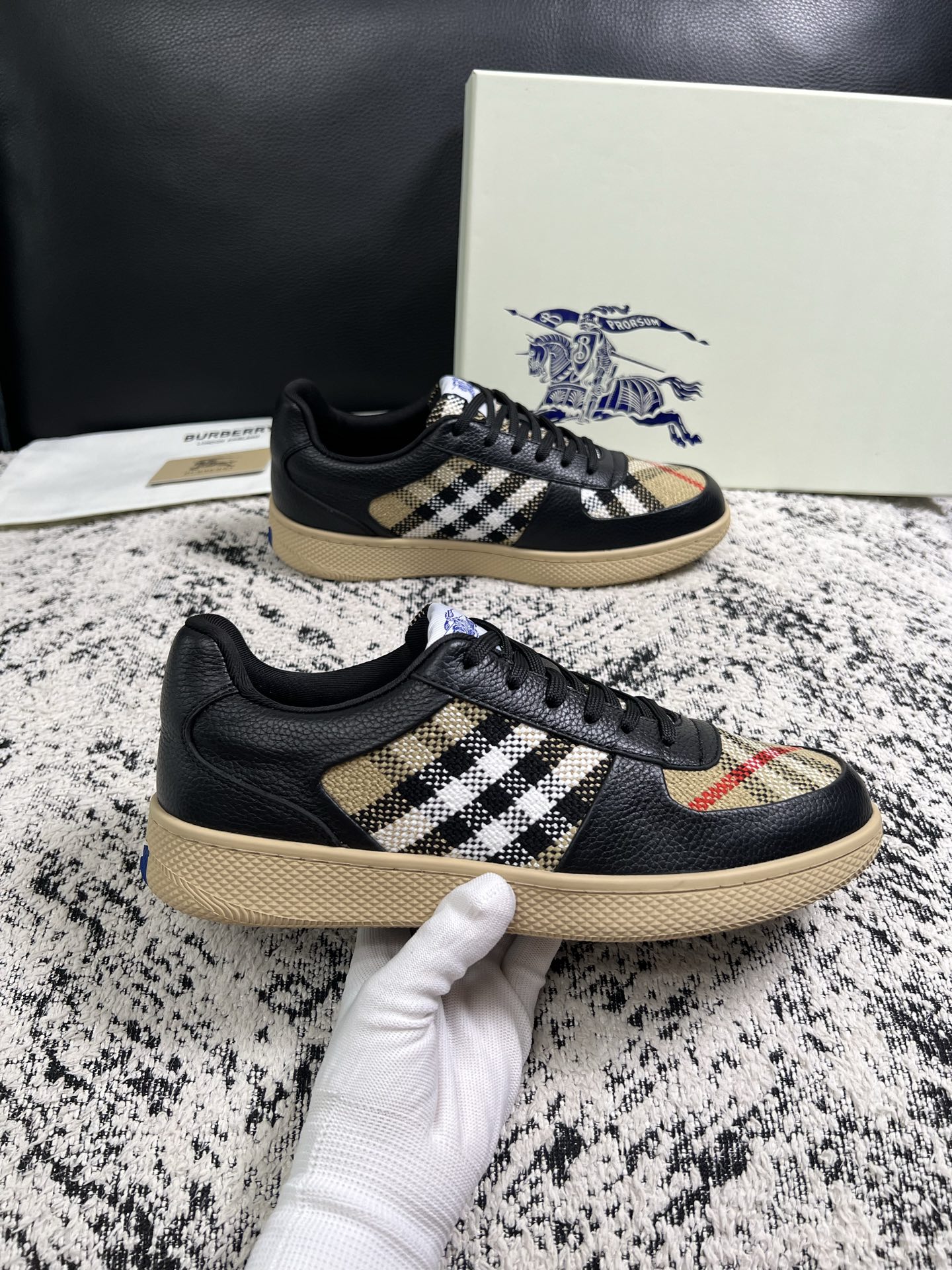 BURBERRY  顶级工艺品 巴宝莉 专柜同步，原厂配置意大利进口牛皮面料，高品质复杂拼接工艺，进口牛皮内里垫，透气舒