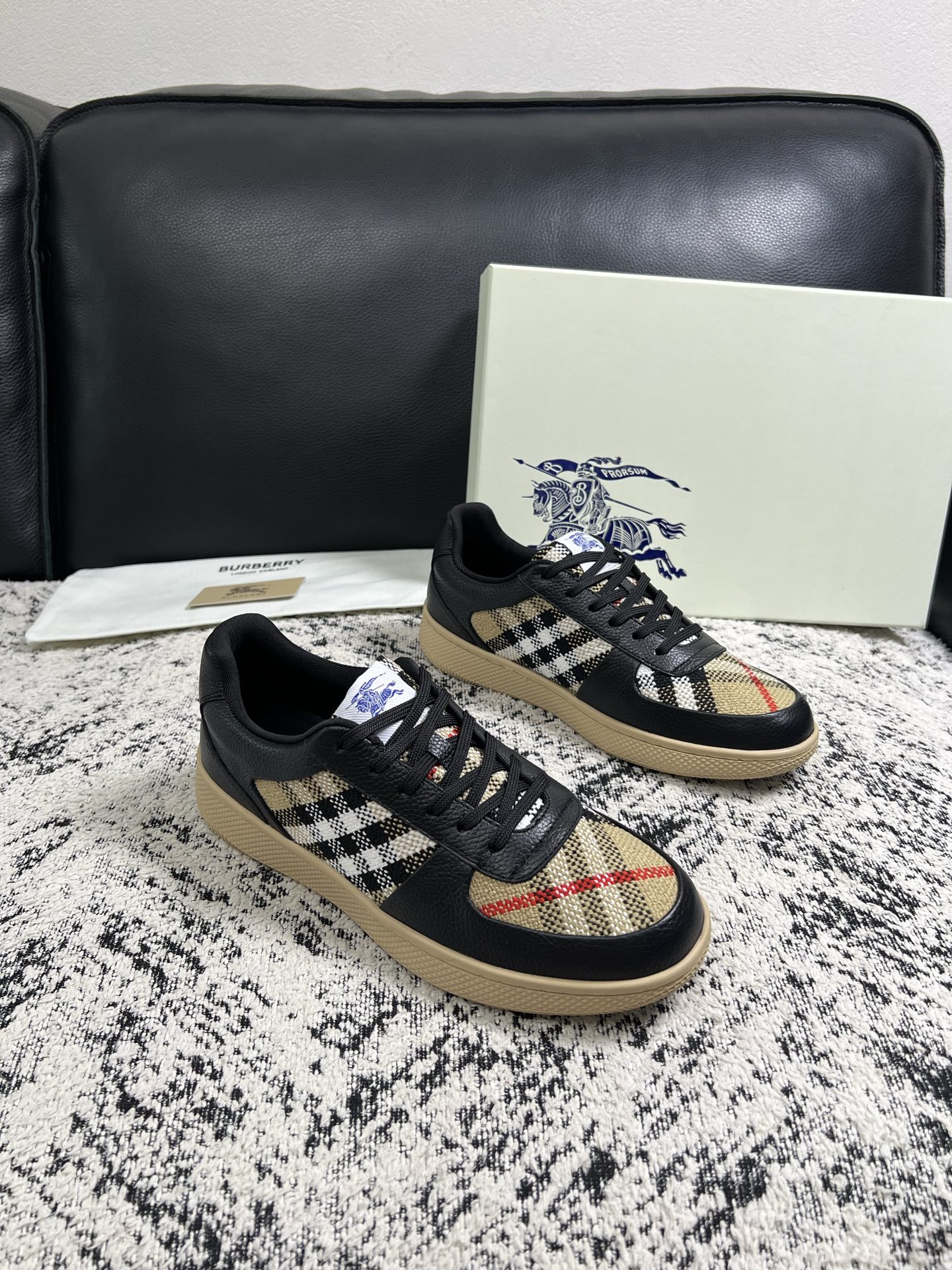 BURBERRY  顶级工艺品 巴宝莉 专柜同步，原厂配置意大利进口牛皮面料，高品质复杂拼接工艺，进口牛皮内里垫，透气舒