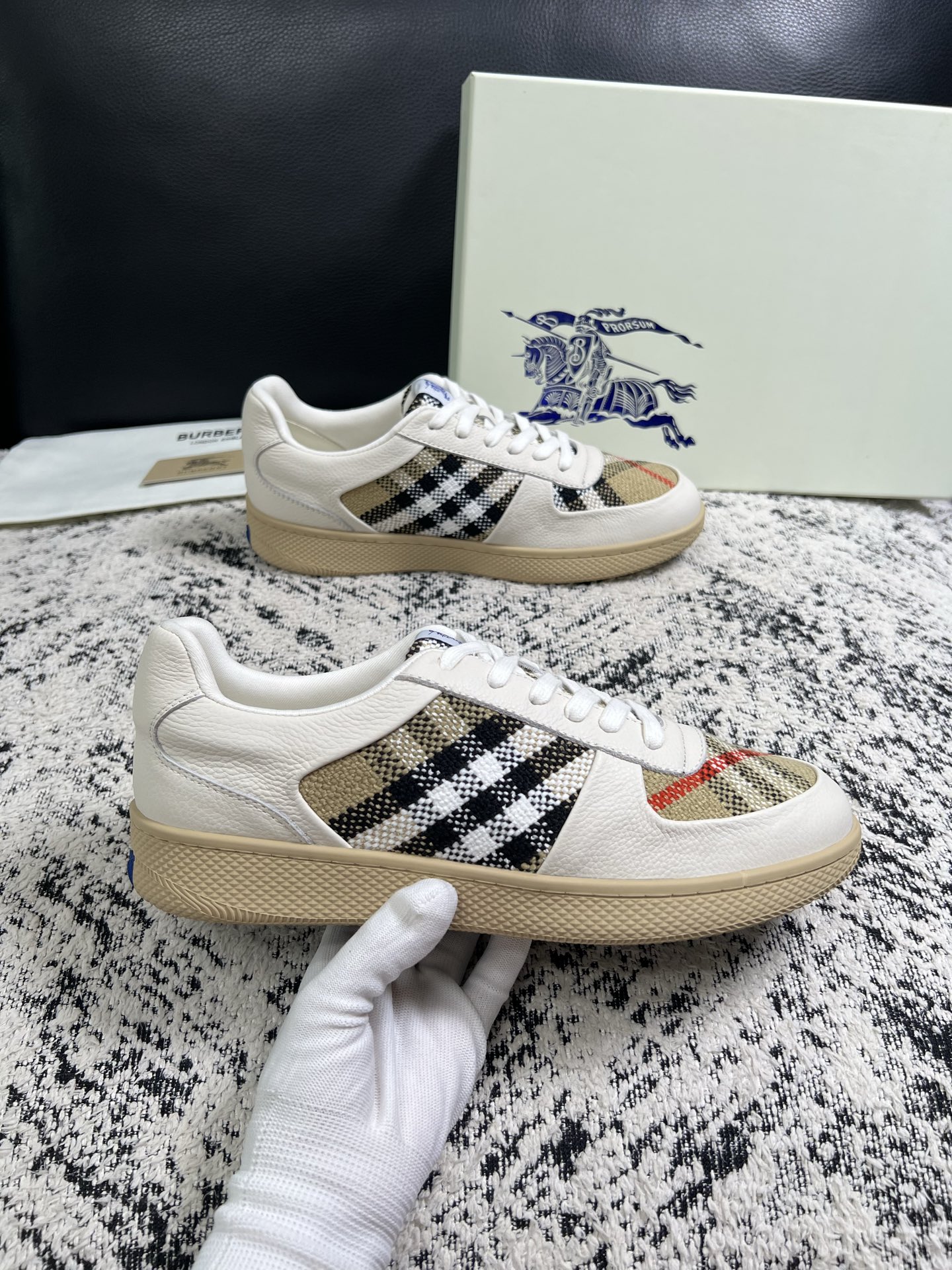 BURBERRY  顶级工艺品 巴宝莉 专柜同步，原厂配置意大利进口牛皮面料，高品质复杂拼接工艺，进口牛皮内里垫，透气舒