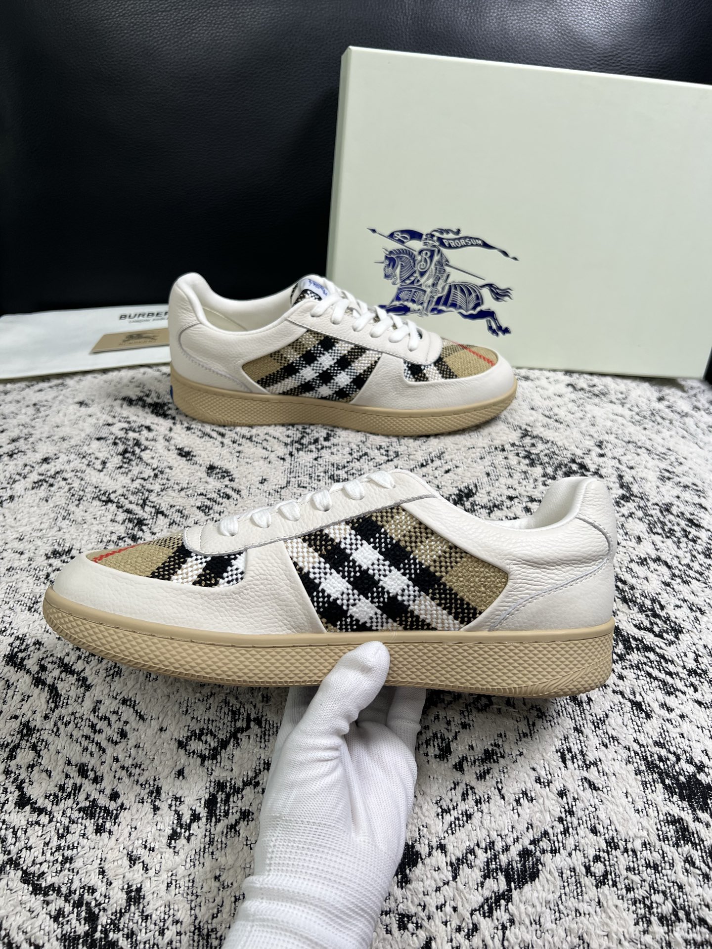 BURBERRY  顶级工艺品 巴宝莉 专柜同步，原厂配置意大利进口牛皮面料，高品质复杂拼接工艺，进口牛皮内里垫，透气舒