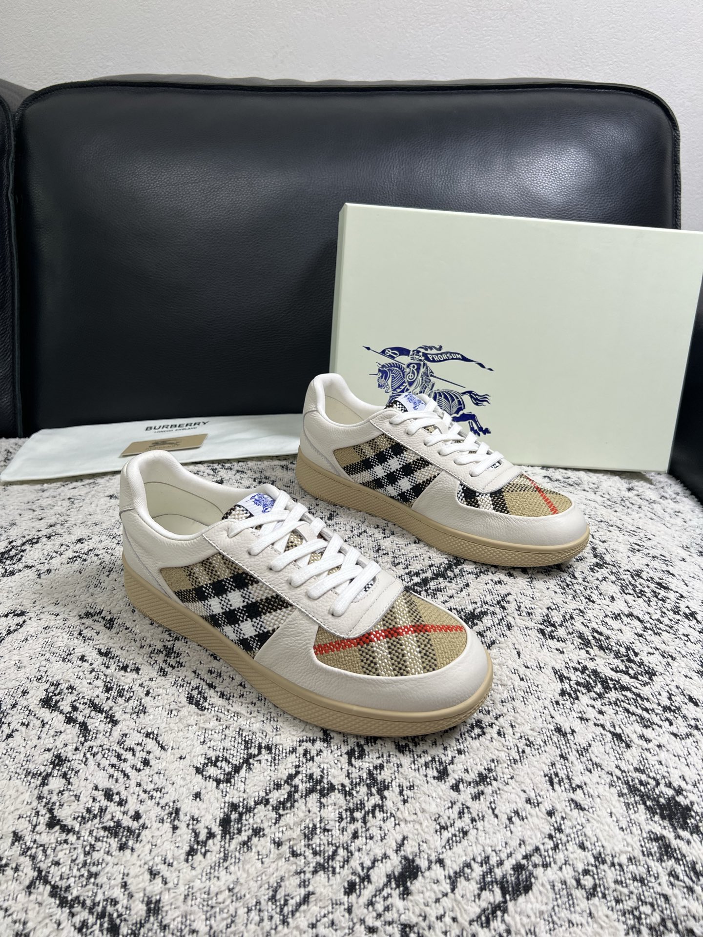 BURBERRY  顶级工艺品 巴宝莉 专柜同步，原厂配置意大利进口牛皮面料，高品质复杂拼接工艺，进口牛皮内里垫，透气舒