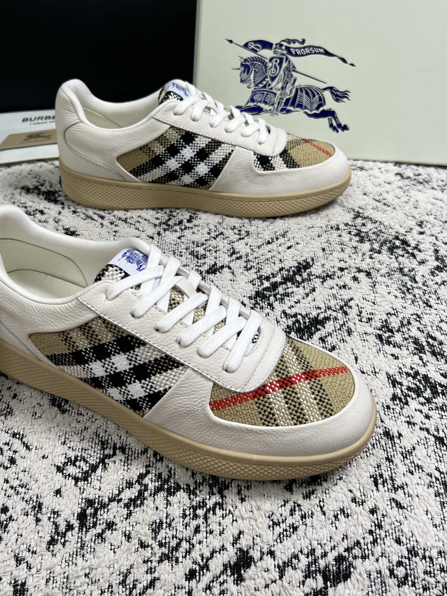 BURBERRY  顶级工艺品 巴宝莉 专柜同步，原厂配置意大利进口牛皮面料，高品质复杂拼接工艺，进口牛皮内里垫，透气舒