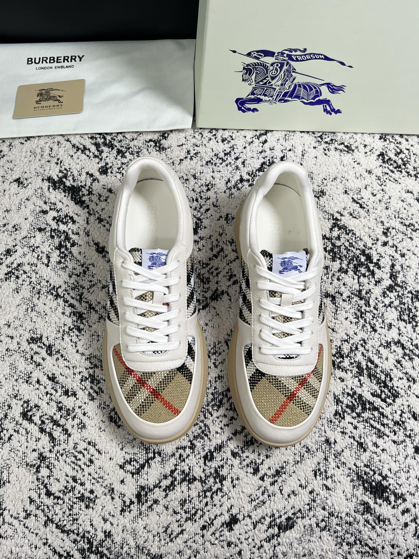 BURBERRY  顶级工艺品 巴宝莉 专柜同步，原厂配置意大利进口牛皮面料，高品质复杂拼接工艺，进口牛皮内里垫，透气舒