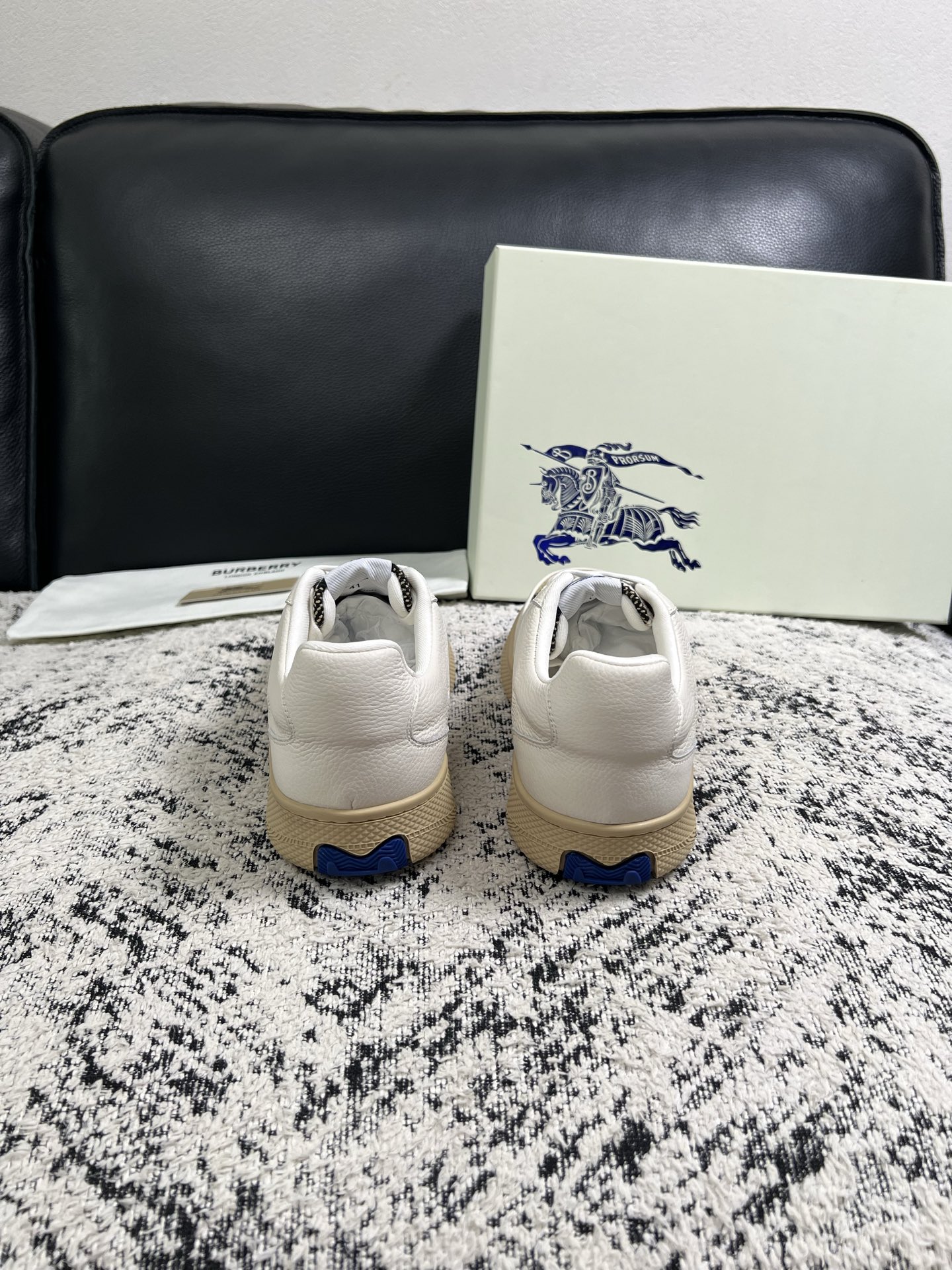 BURBERRY  顶级工艺品 巴宝莉 专柜同步，原厂配置意大利进口牛皮面料，高品质复杂拼接工艺，进口牛皮内里垫，透气舒