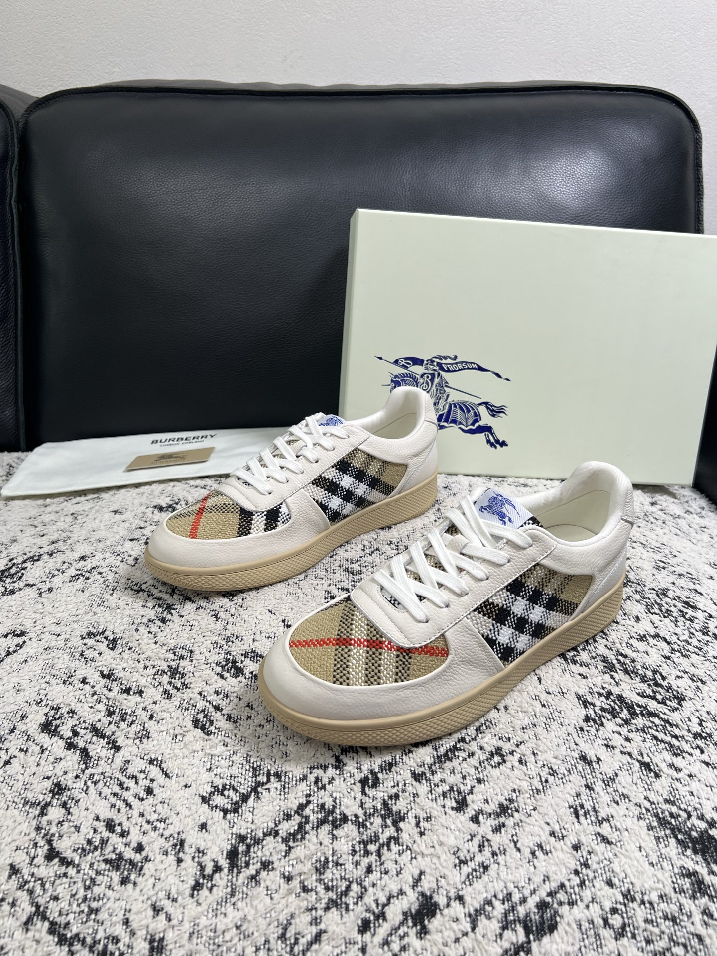 BURBERRY  顶级工艺品 巴宝莉 专柜同步，原厂配置意大利进口牛皮面料，高品质复杂拼接工艺，进口牛皮内里垫，透气舒
