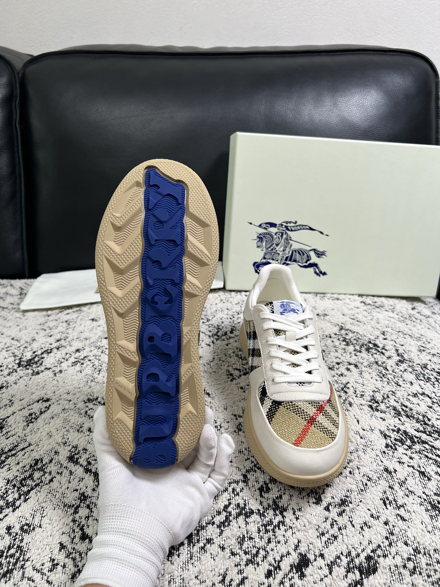 BURBERRY  顶级工艺品 巴宝莉 专柜同步，原厂配置意大利进口牛皮面料，高品质复杂拼接工艺，进口牛皮内里垫，透气舒