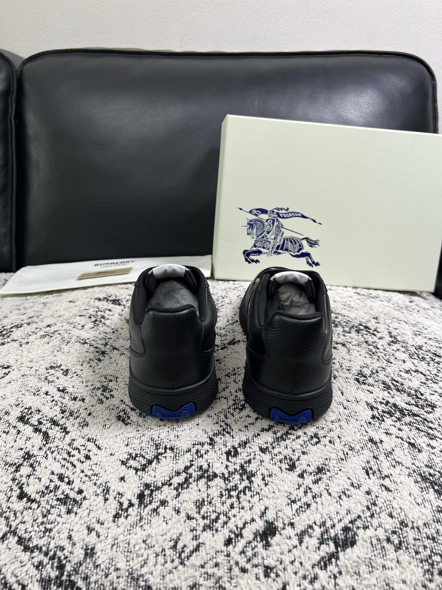 BURBERRY  顶级工艺品 巴宝莉 专柜同步，原厂配置意大利进口牛皮面料，高品质复杂拼接工艺，进口牛皮内里垫，透气舒